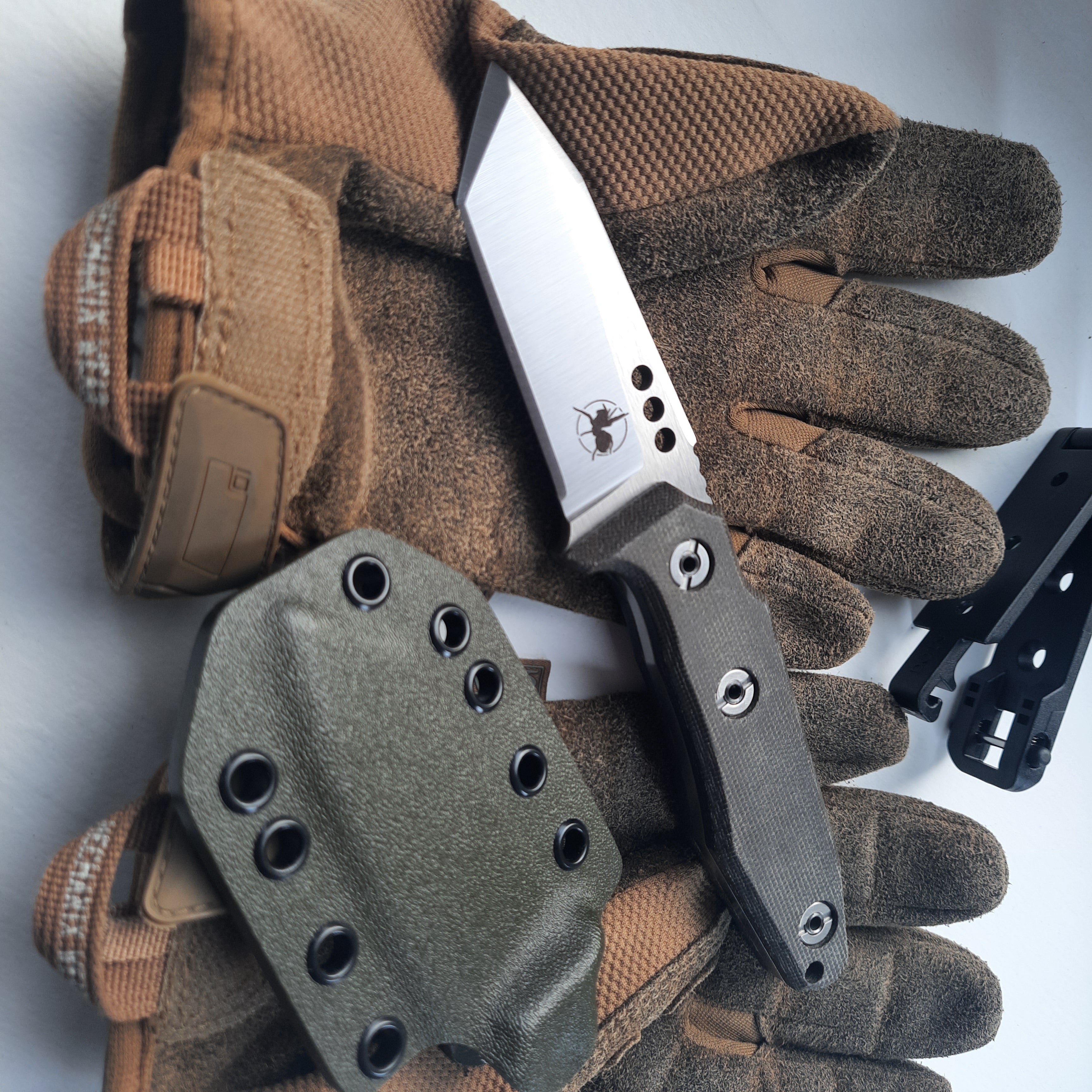 Nóż ATRAX SERUM Silver Satin Tactical & Daycare Tanto z uchwytem z zielonej micarty