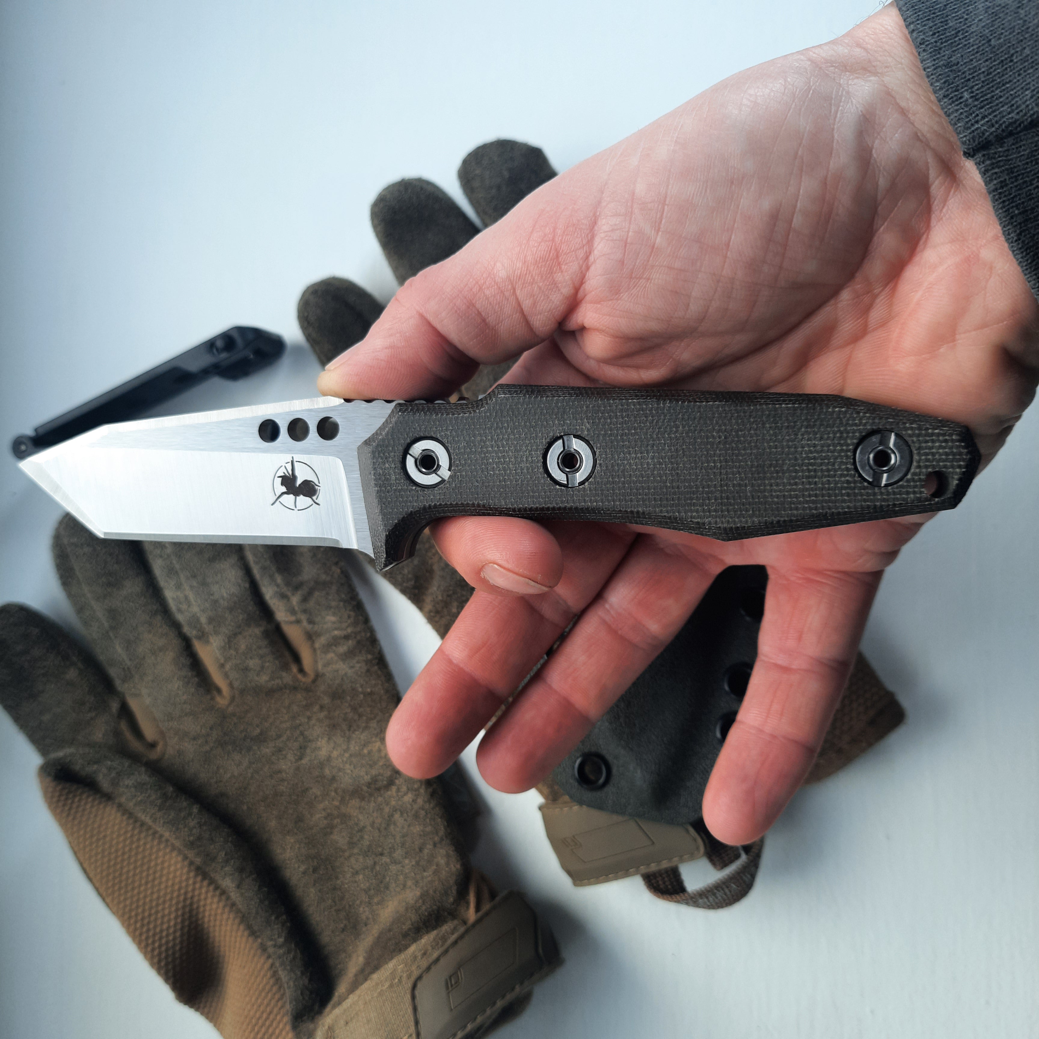 Nóż ATRAX SERUM Silver Satin Tactical & Daycare Tanto z uchwytem z zielonej micarty