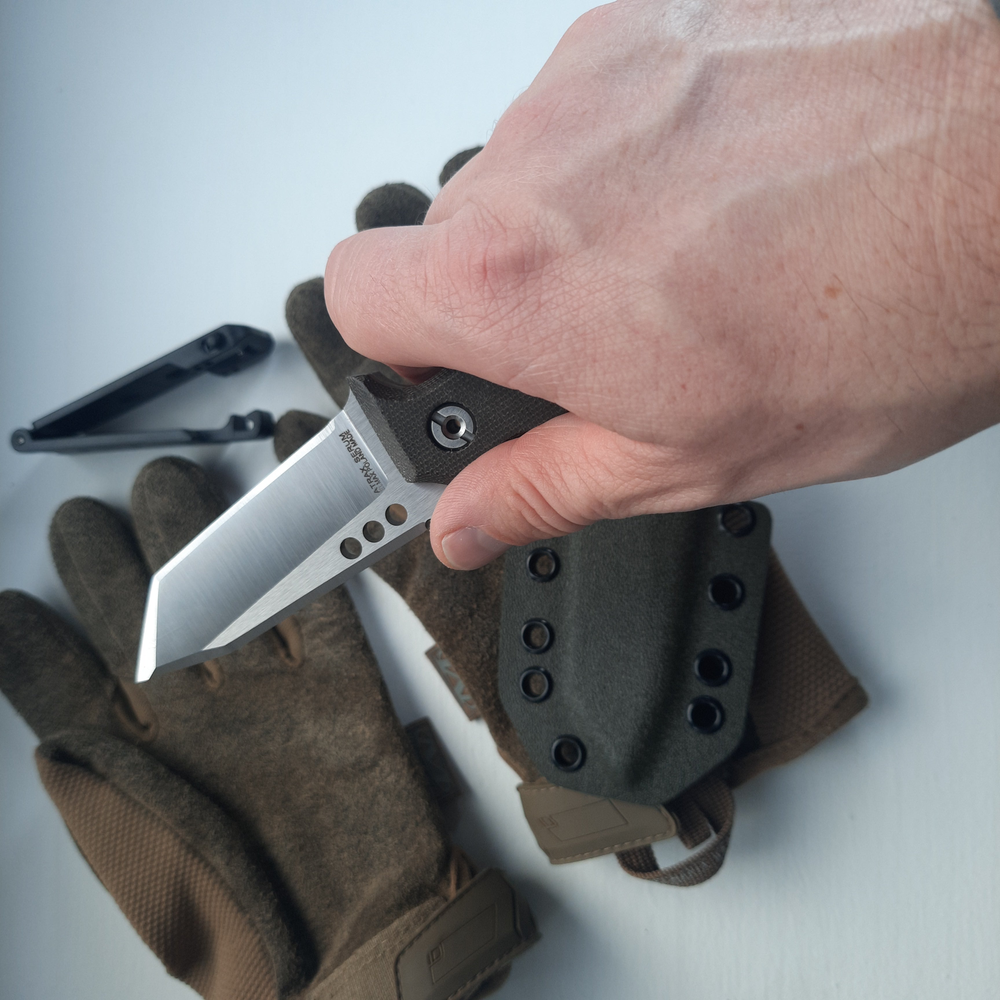 Nóż ATRAX SERUM Silver Satin Tactical & Daycare Tanto z uchwytem z zielonej micarty