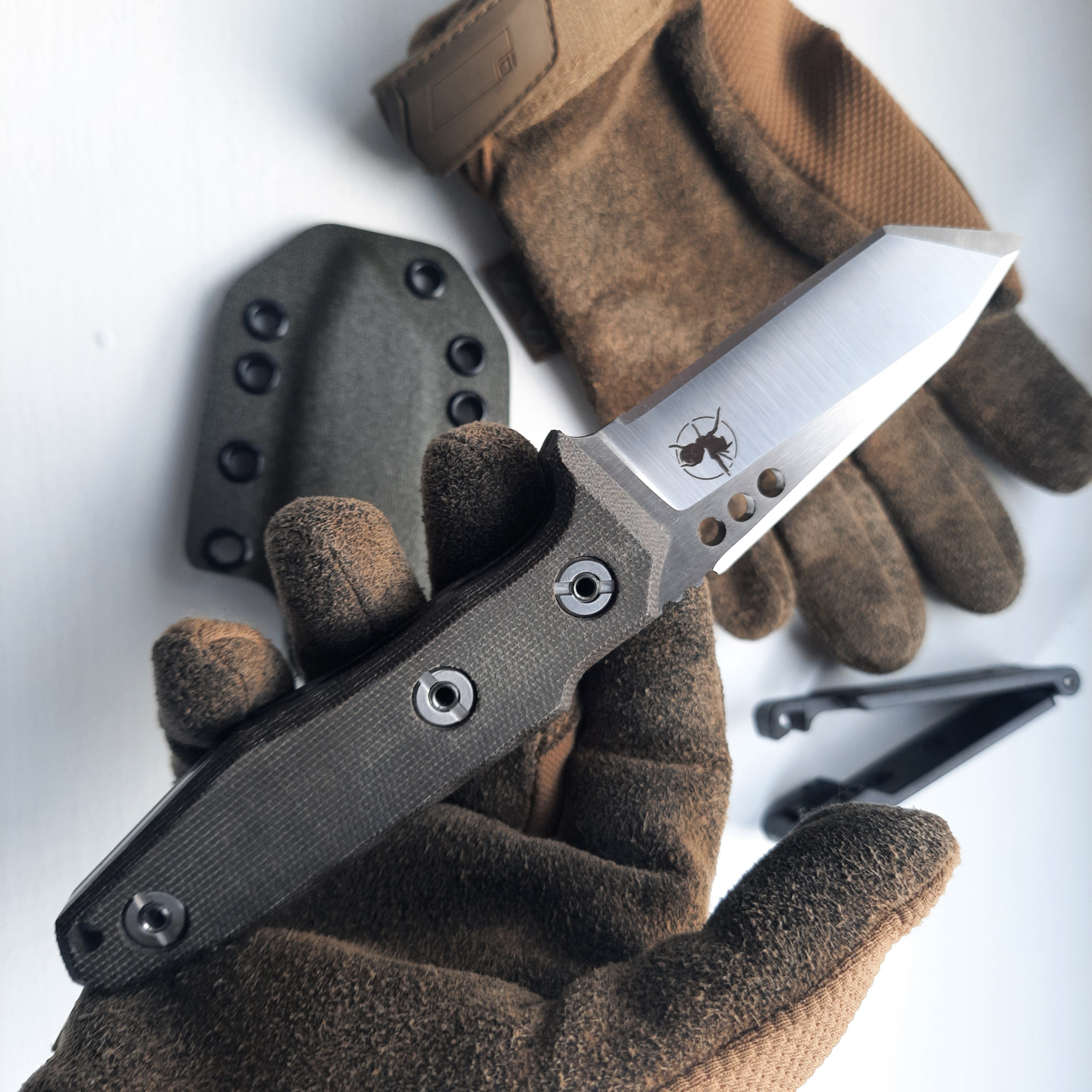 Nóż ATRAX SERUM Silver Satin Tactical & Daycare Tanto z uchwytem z zielonej micarty