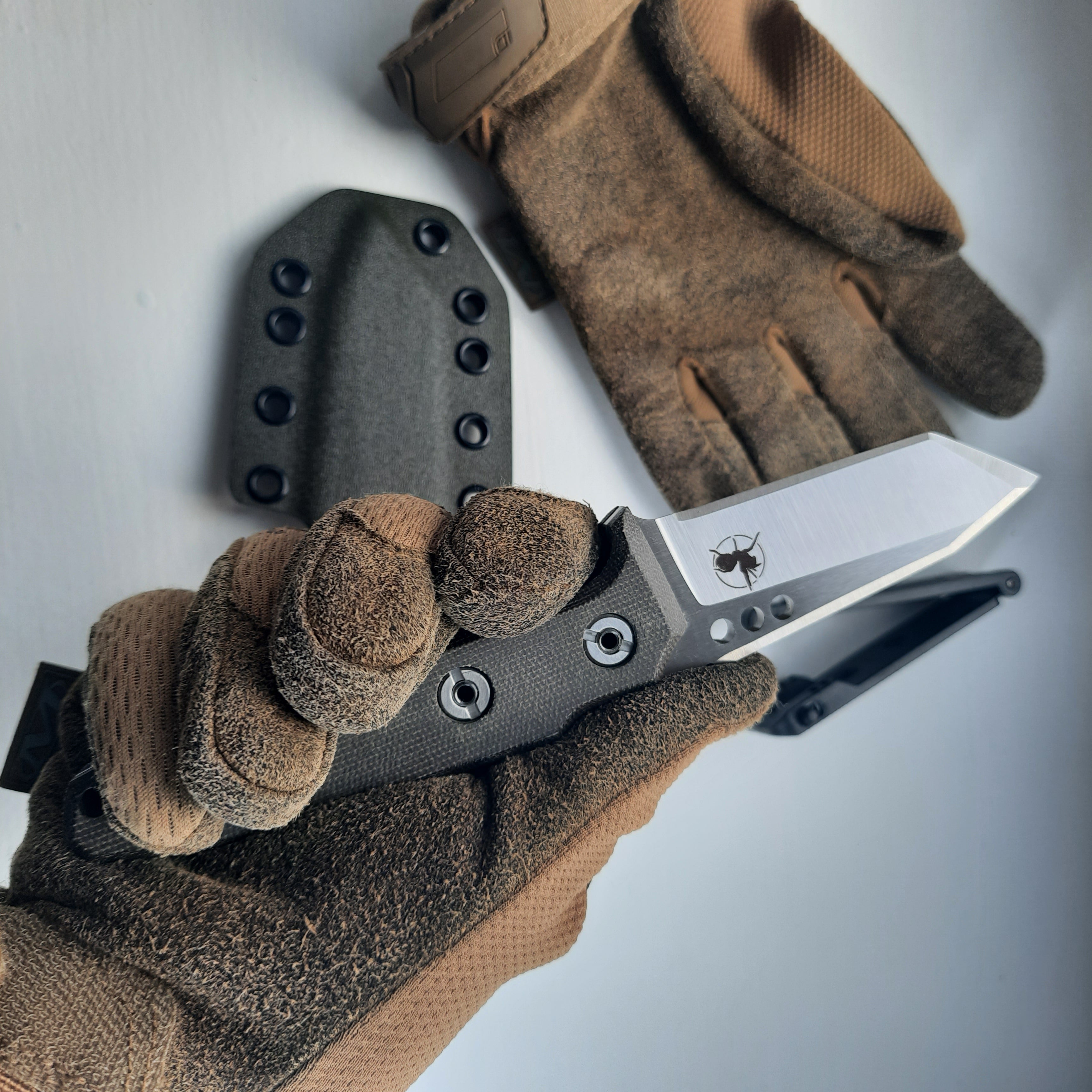 Nóż ATRAX SERUM Silver Satin Tactical & Daycare Tanto z uchwytem z zielonej micarty