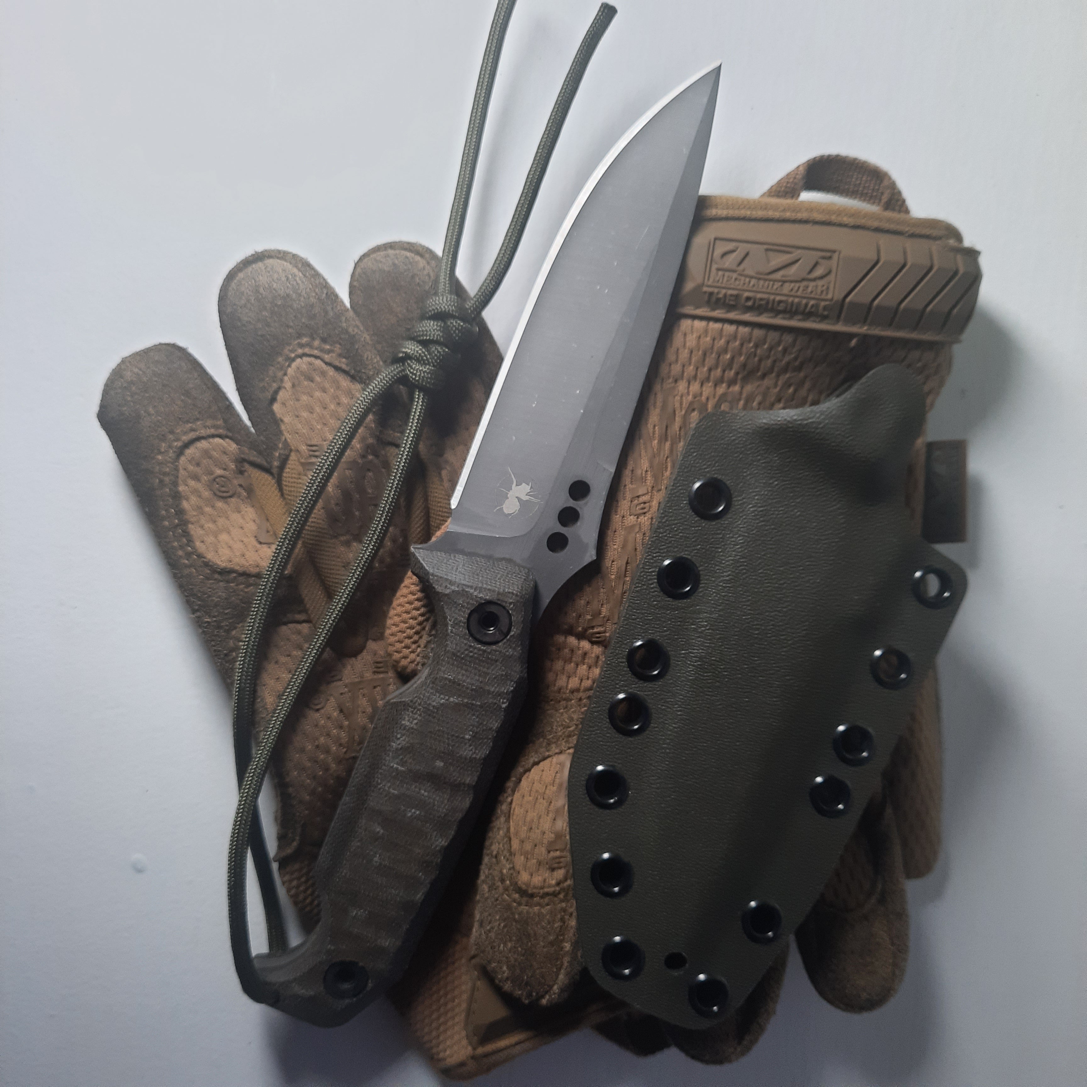 Nóż taktyczny Atrax MARDUK z brązową rękojeścią i cerakotą Coyote Tan