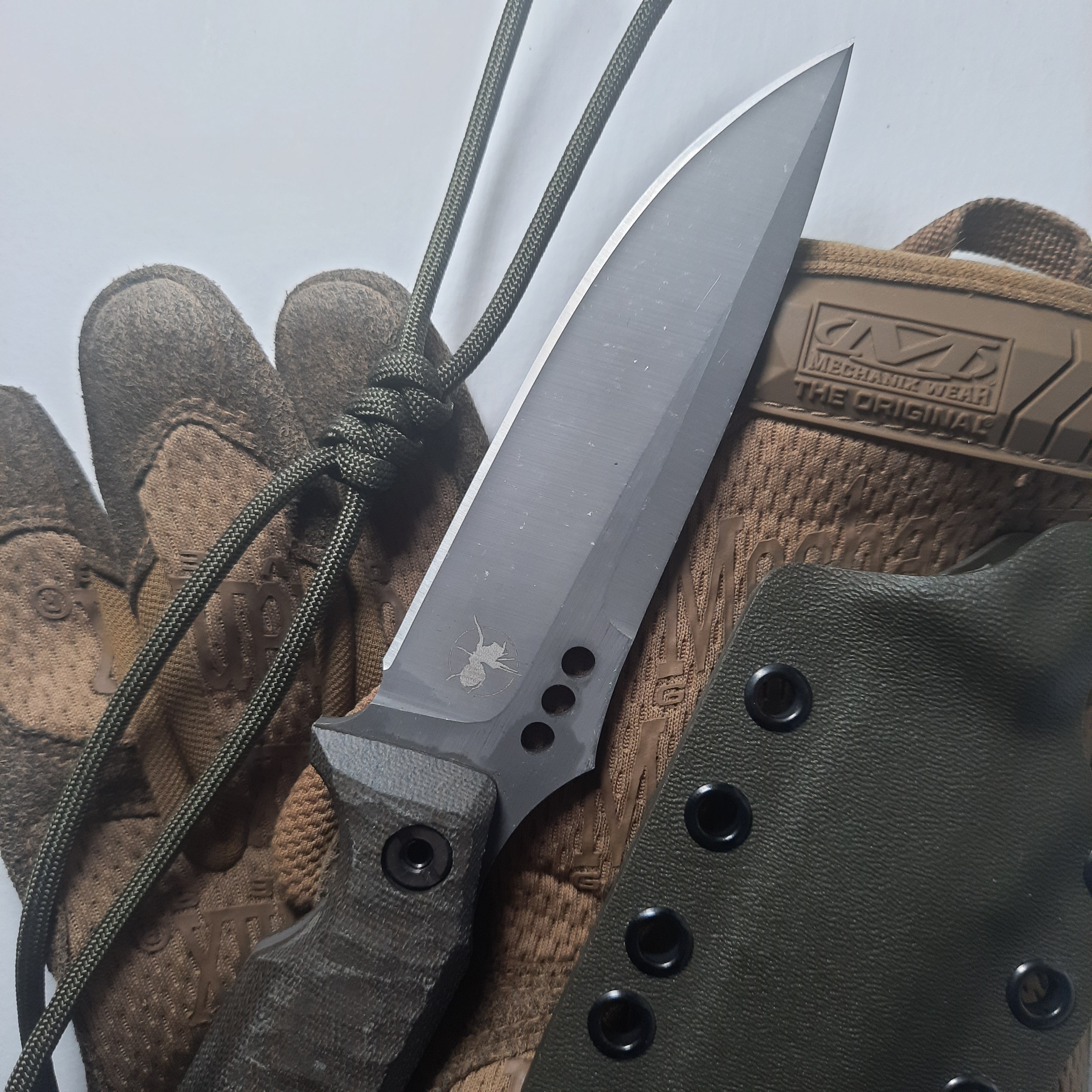 Nóż taktyczny Atrax MARDUK z brązową rękojeścią i cerakotą Coyote Tan