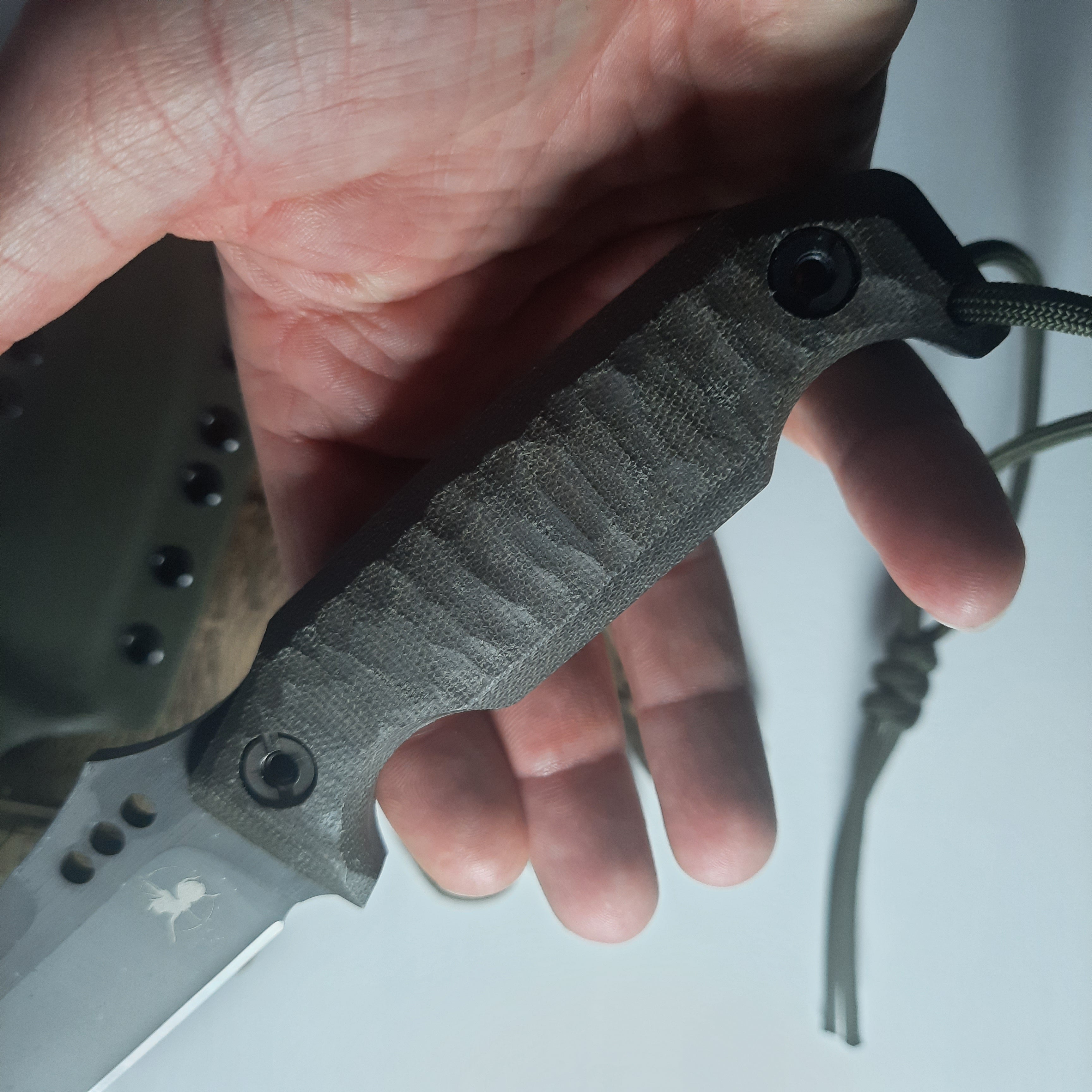 Nóż taktyczny Atrax MARDUK z brązową rękojeścią i cerakotą Coyote Tan