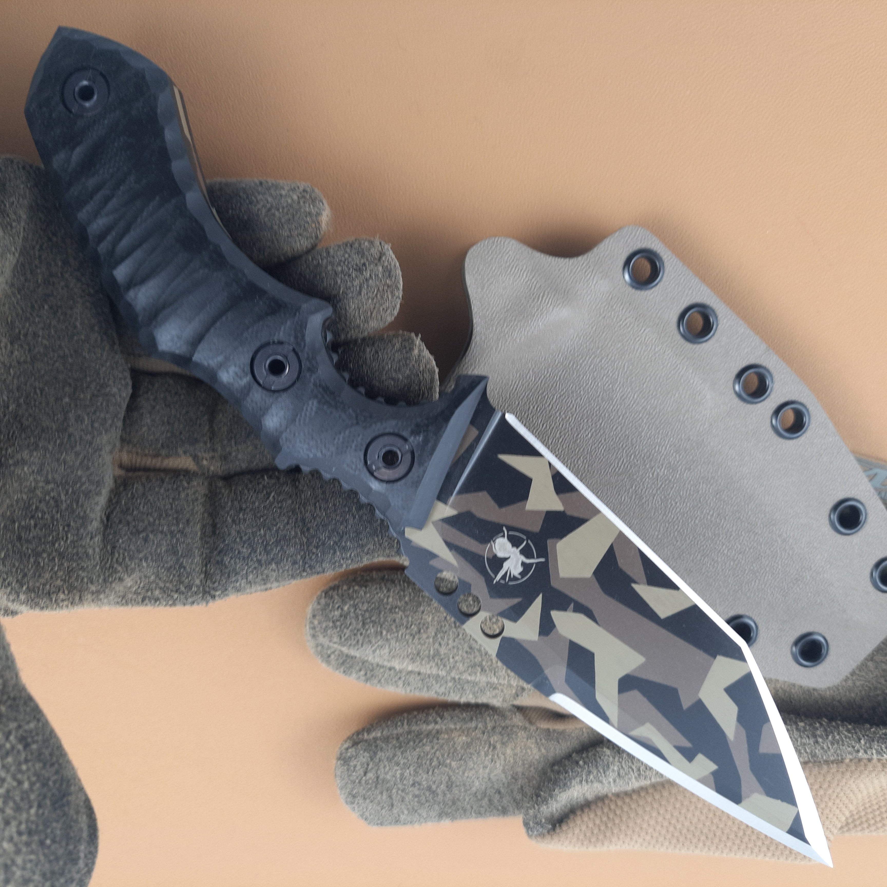 Nóż taktyczny Atrax Rogue Multicam Black Swedish Camo Cerakote z czarną rękojeścią G10