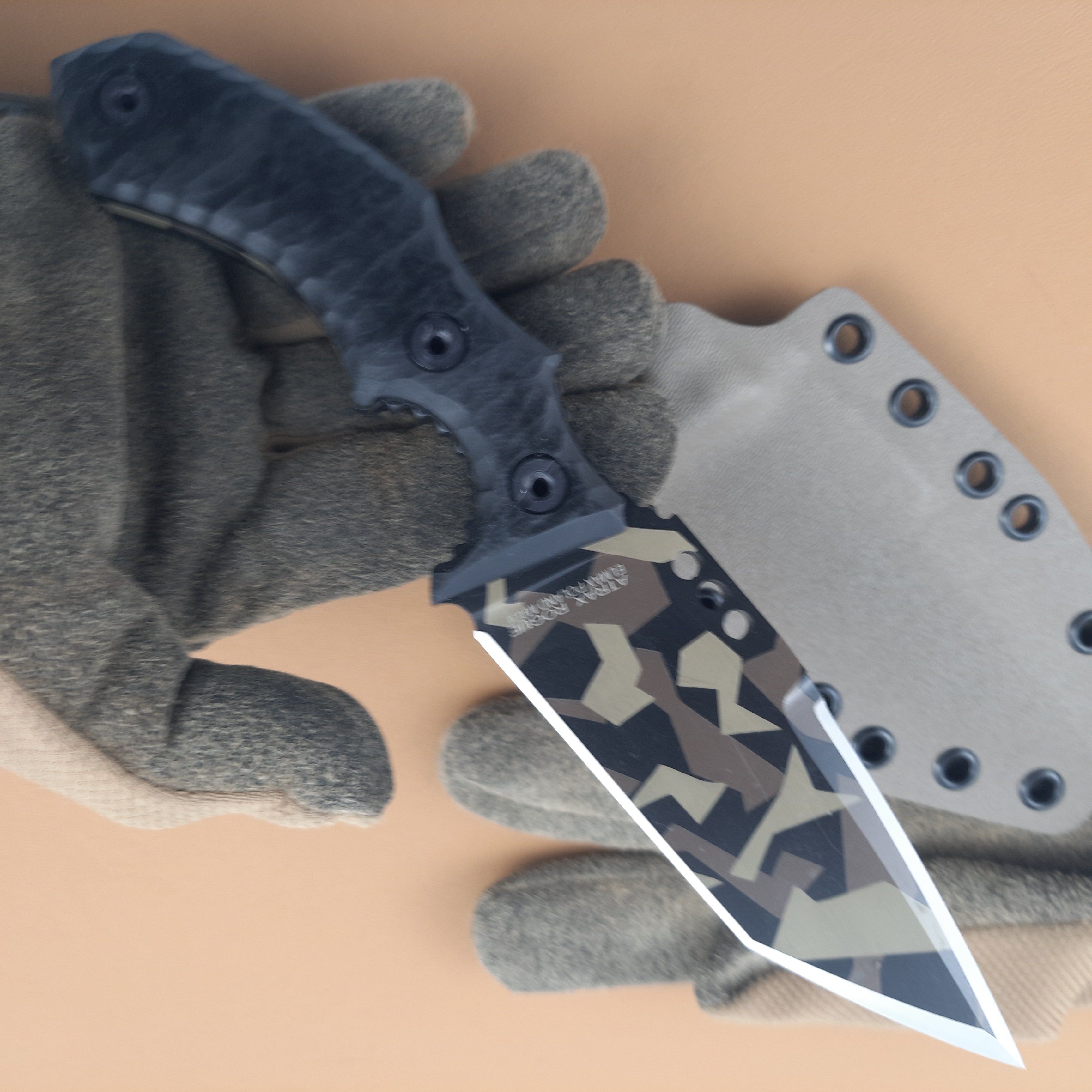 Nóż taktyczny Atrax Rogue Multicam Black Swedish Camo Cerakote z czarną rękojeścią G10
