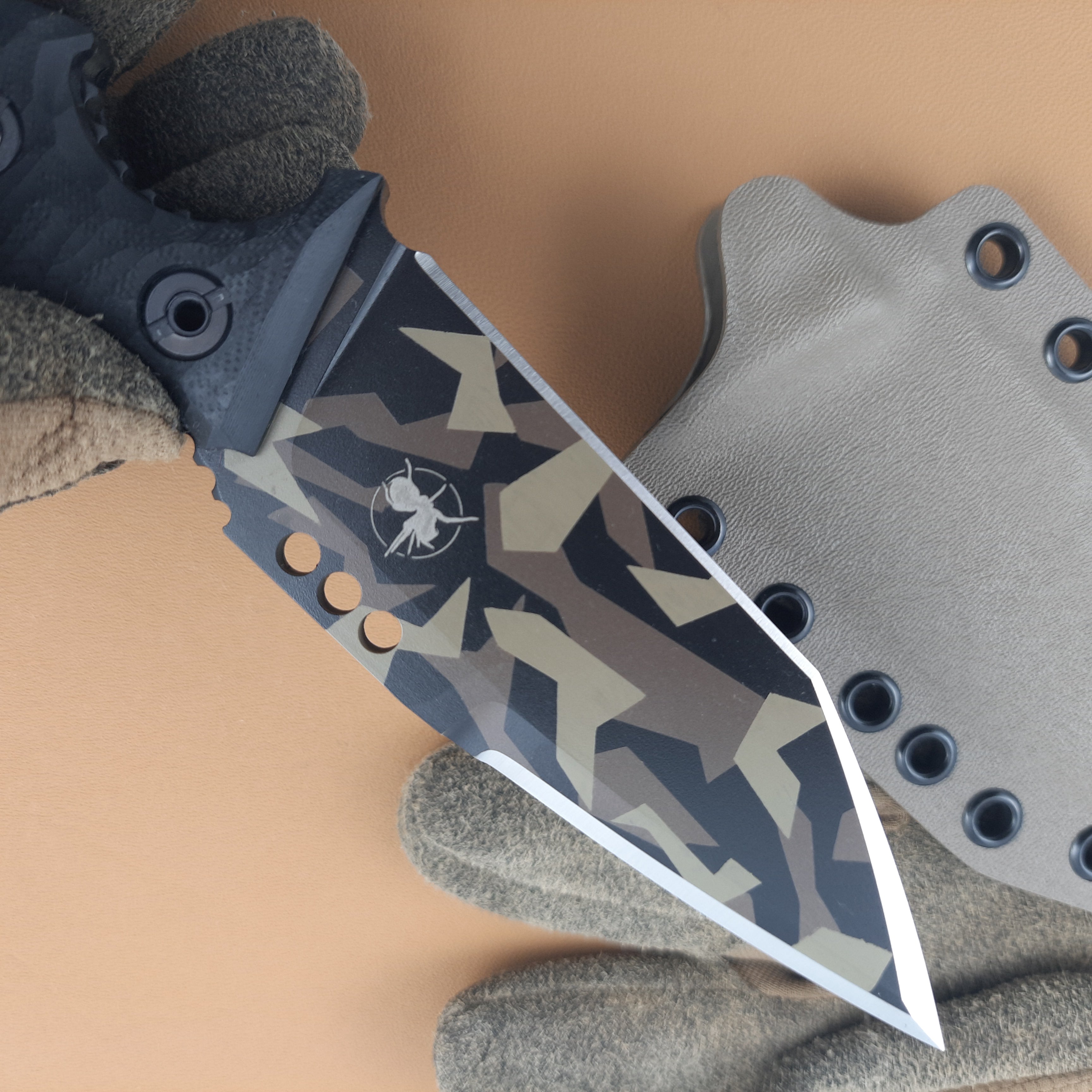 Nóż taktyczny Atrax Rogue Multicam Black Swedish Camo Cerakote z czarną rękojeścią G10