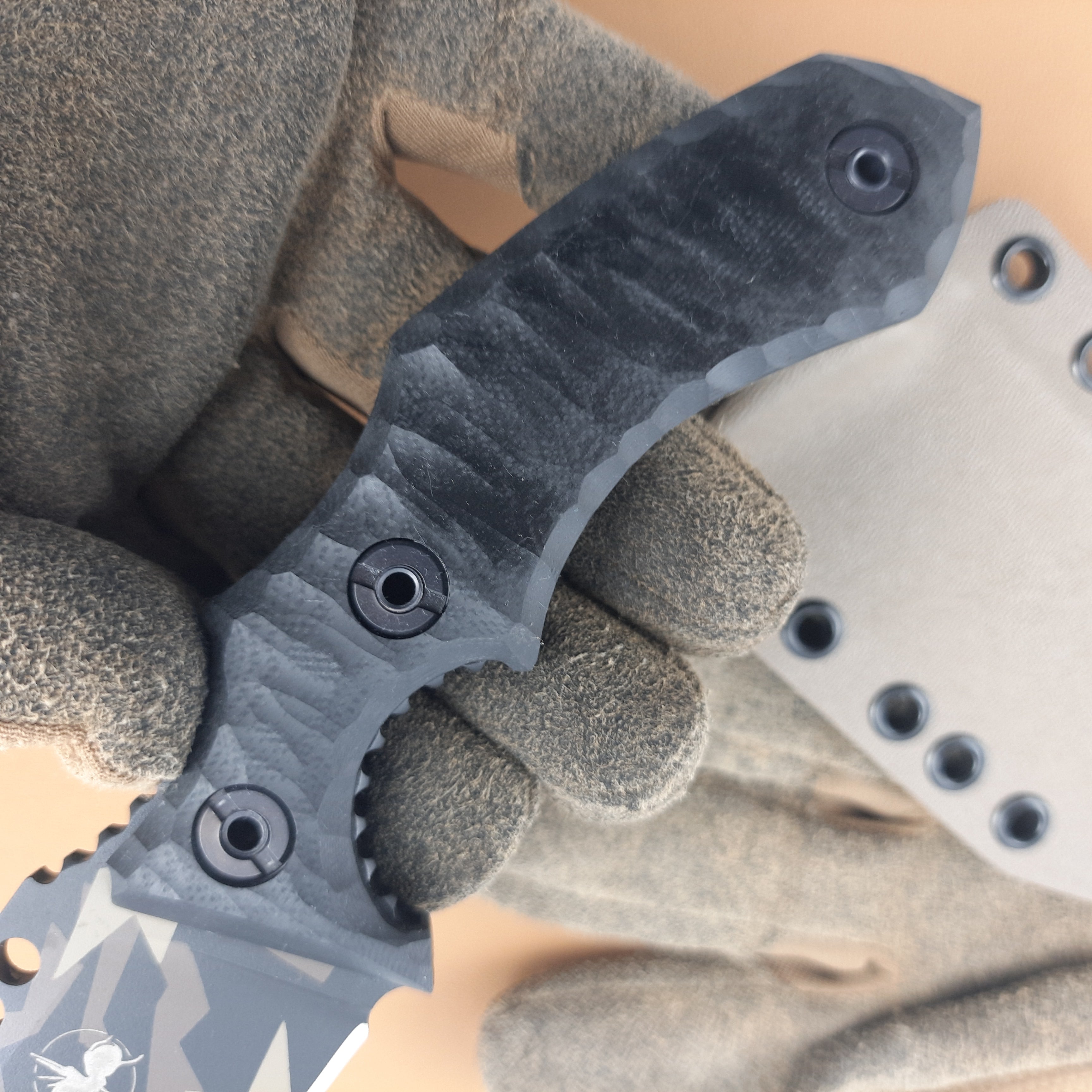 Nóż taktyczny Atrax Rogue Multicam Black Swedish Camo Cerakote z czarną rękojeścią G10