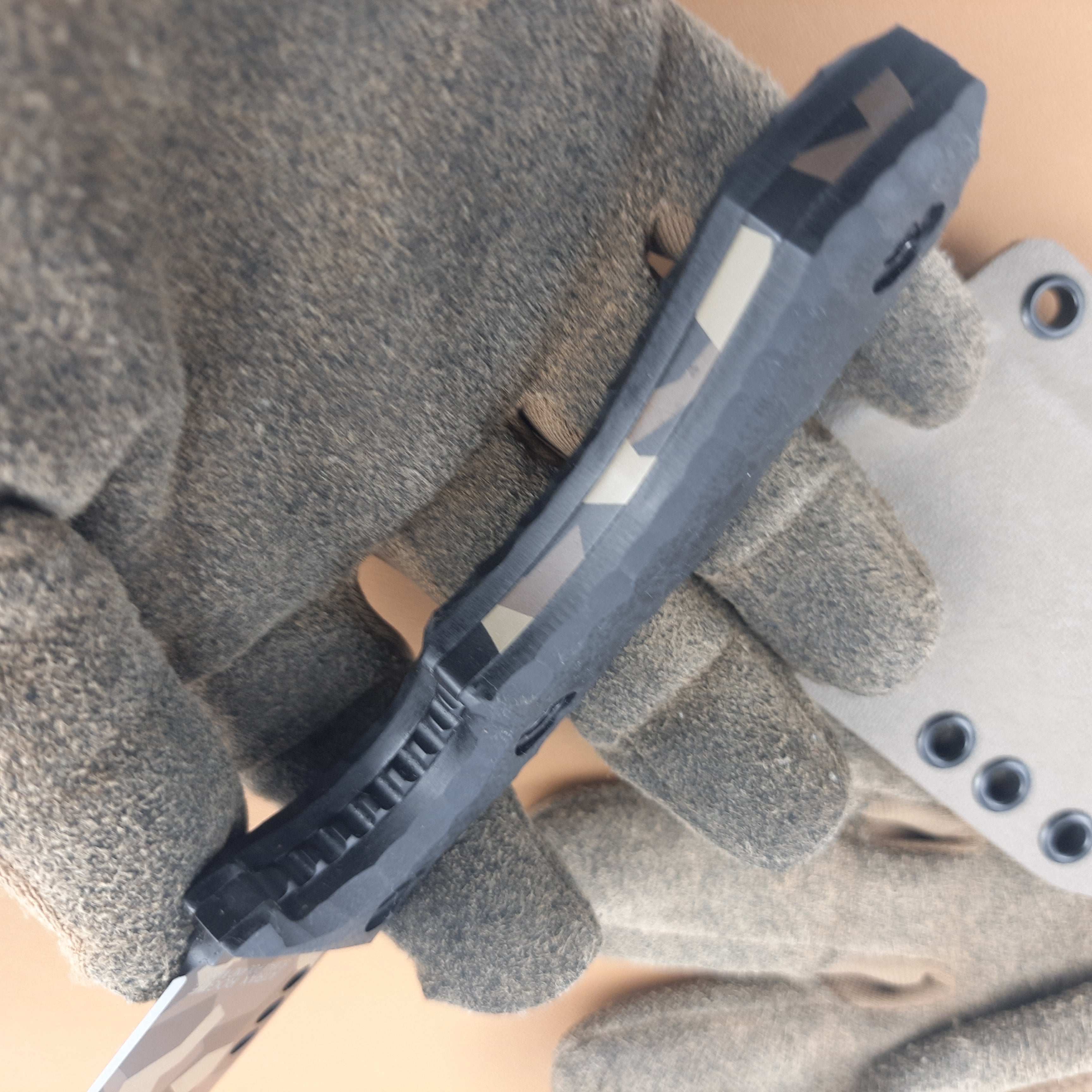 Nóż taktyczny Atrax Rogue Multicam Black Swedish Camo Cerakote z czarną rękojeścią G10