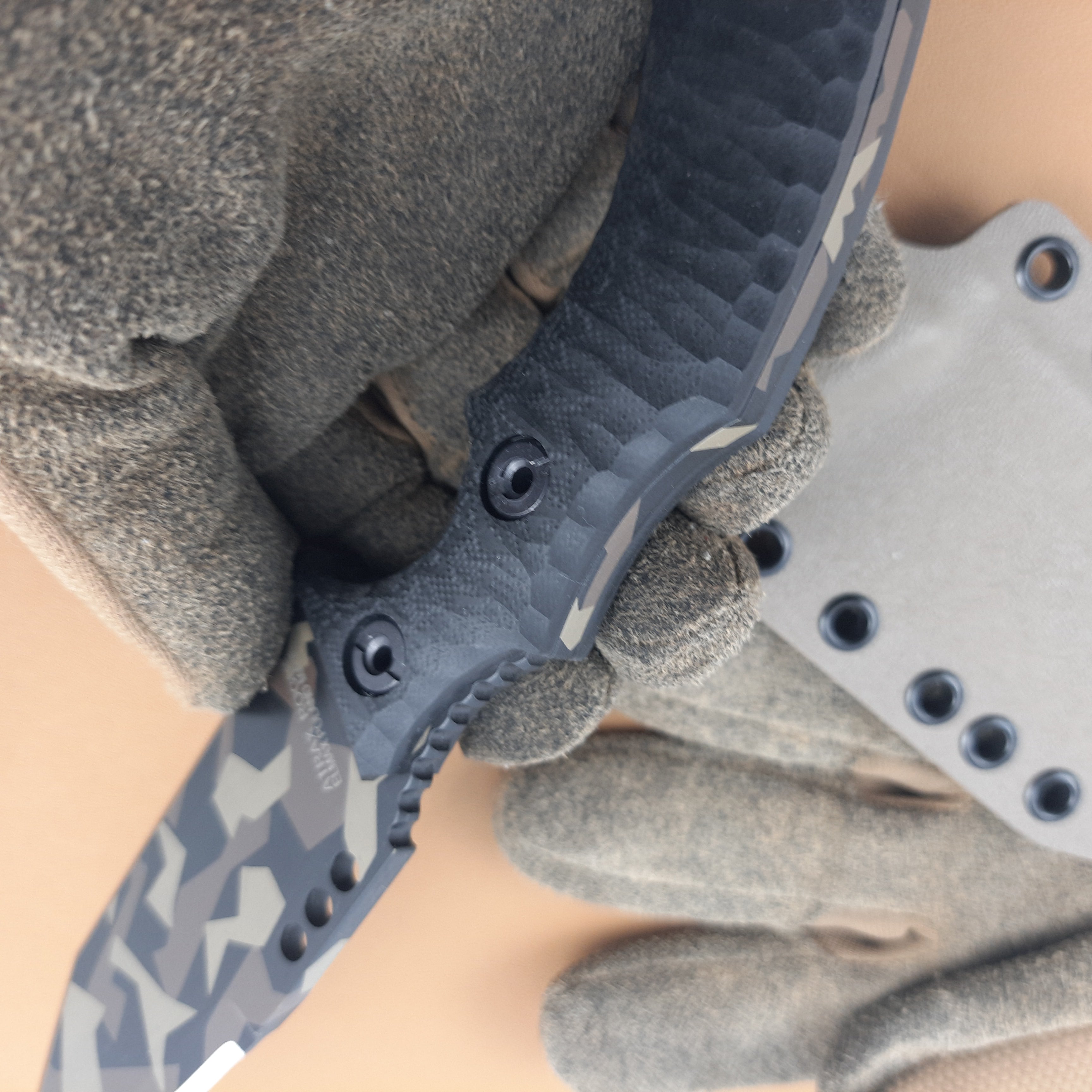 Nóż taktyczny Atrax Rogue Multicam Black Swedish Camo Cerakote z czarną rękojeścią G10