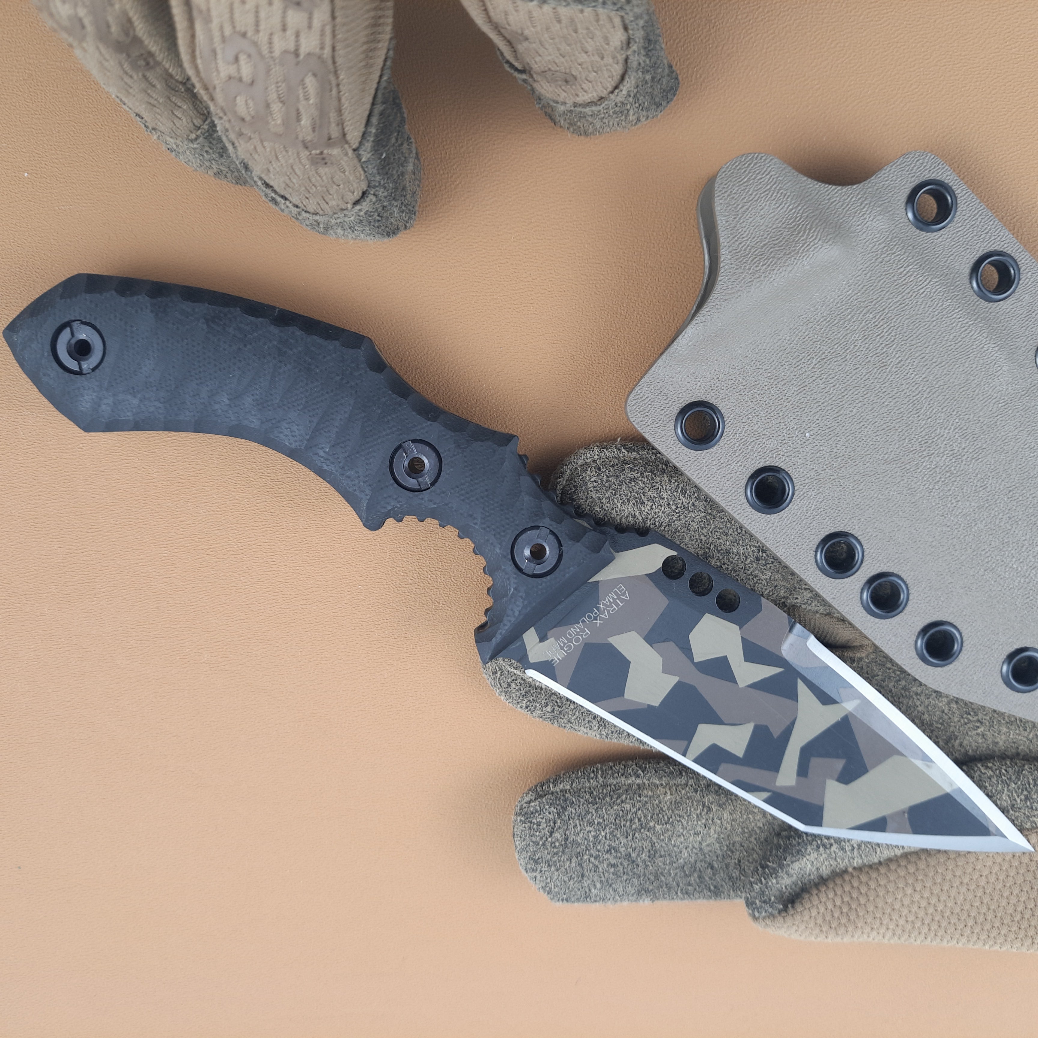 Nóż taktyczny Atrax Rogue Multicam Black Swedish Camo Cerakote z czarną rękojeścią G10
