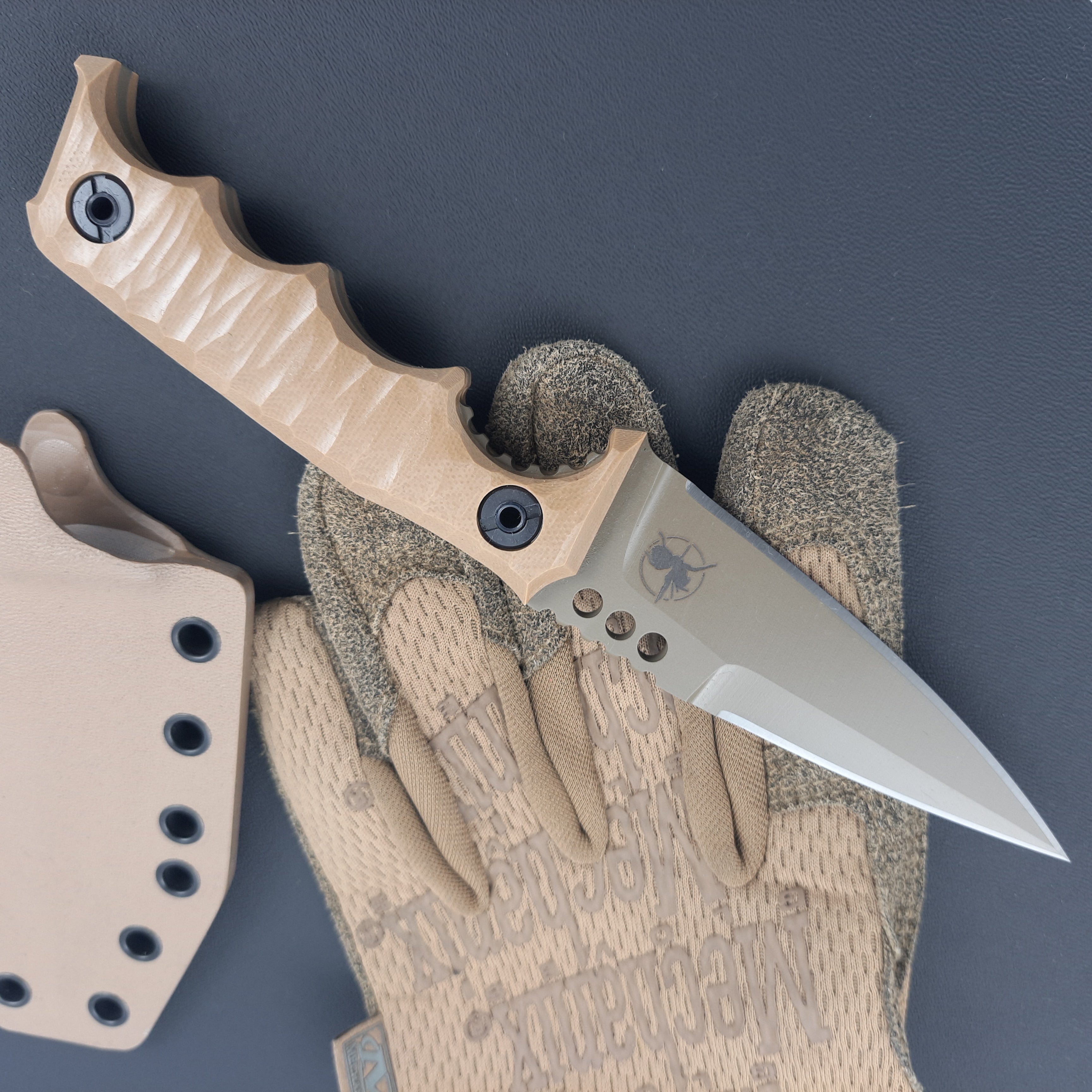 Nóż taktyczny Atrax HAVOC Magpul FDE Cerokote z brązową rękojeścią G10