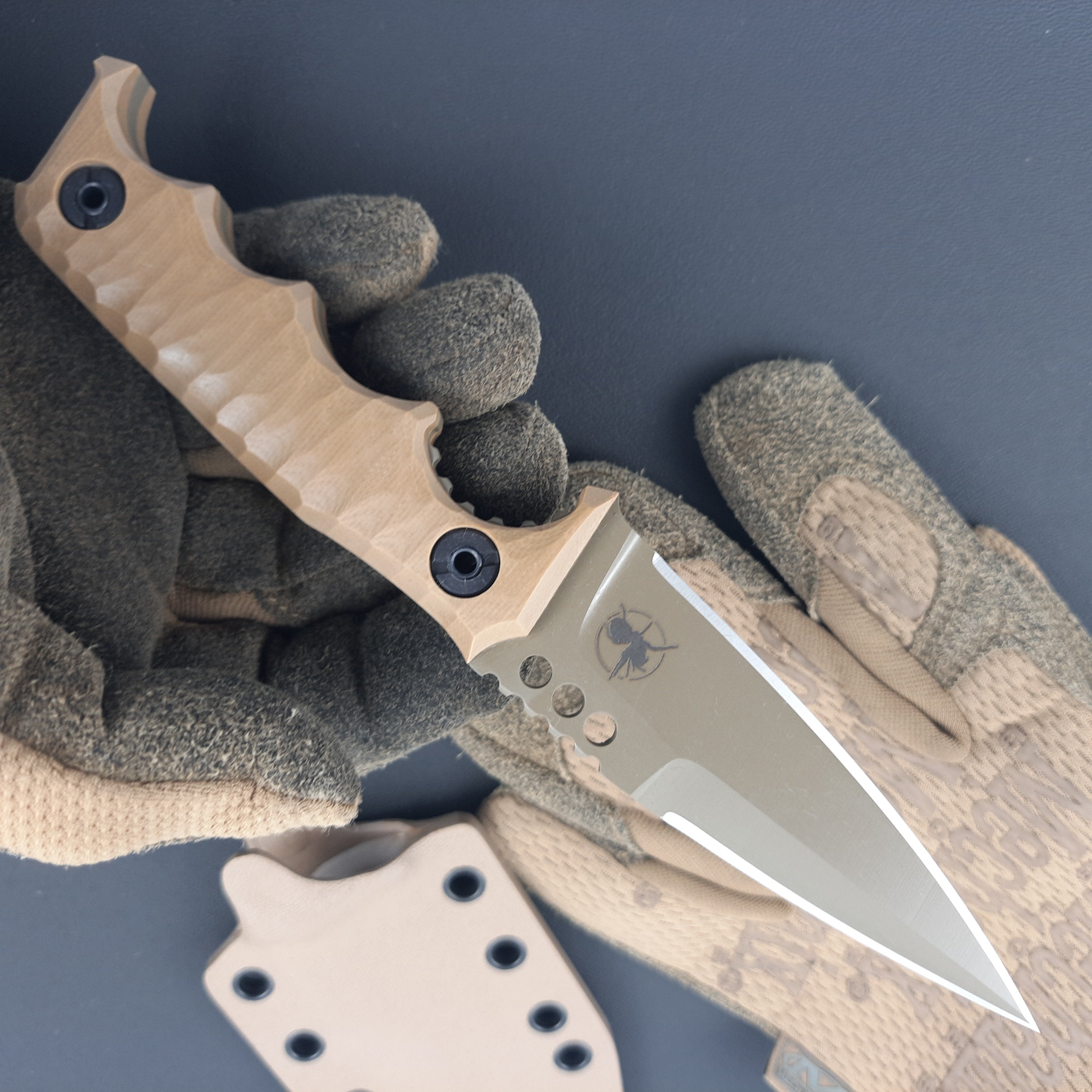 Nóż taktyczny Atrax HAVOC Magpul FDE Cerokote z brązową rękojeścią G10