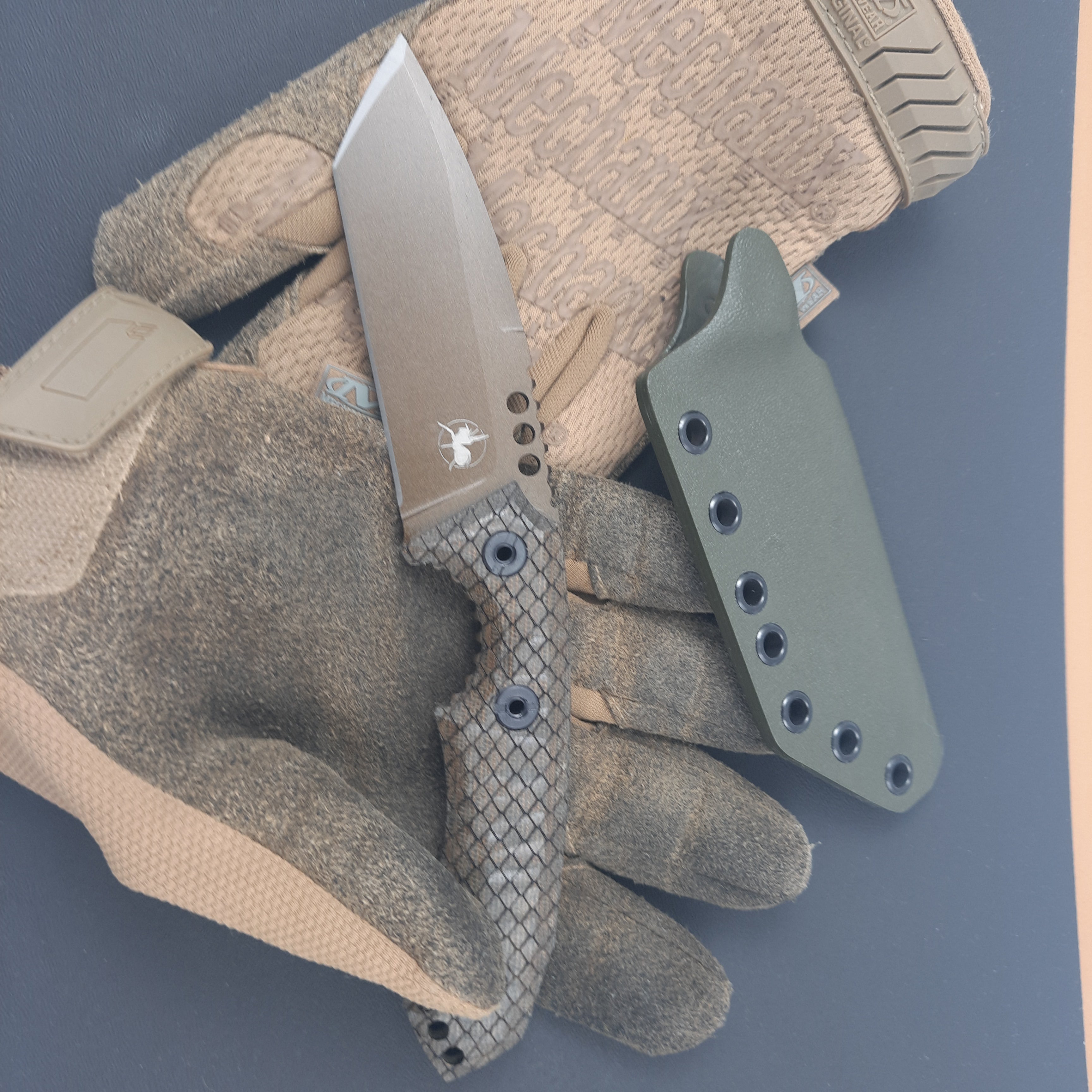 Atrax BOA Taktisches Messer, Mitternachtsbronze, Cerakote, grüner Canvas-Micarta-Griff