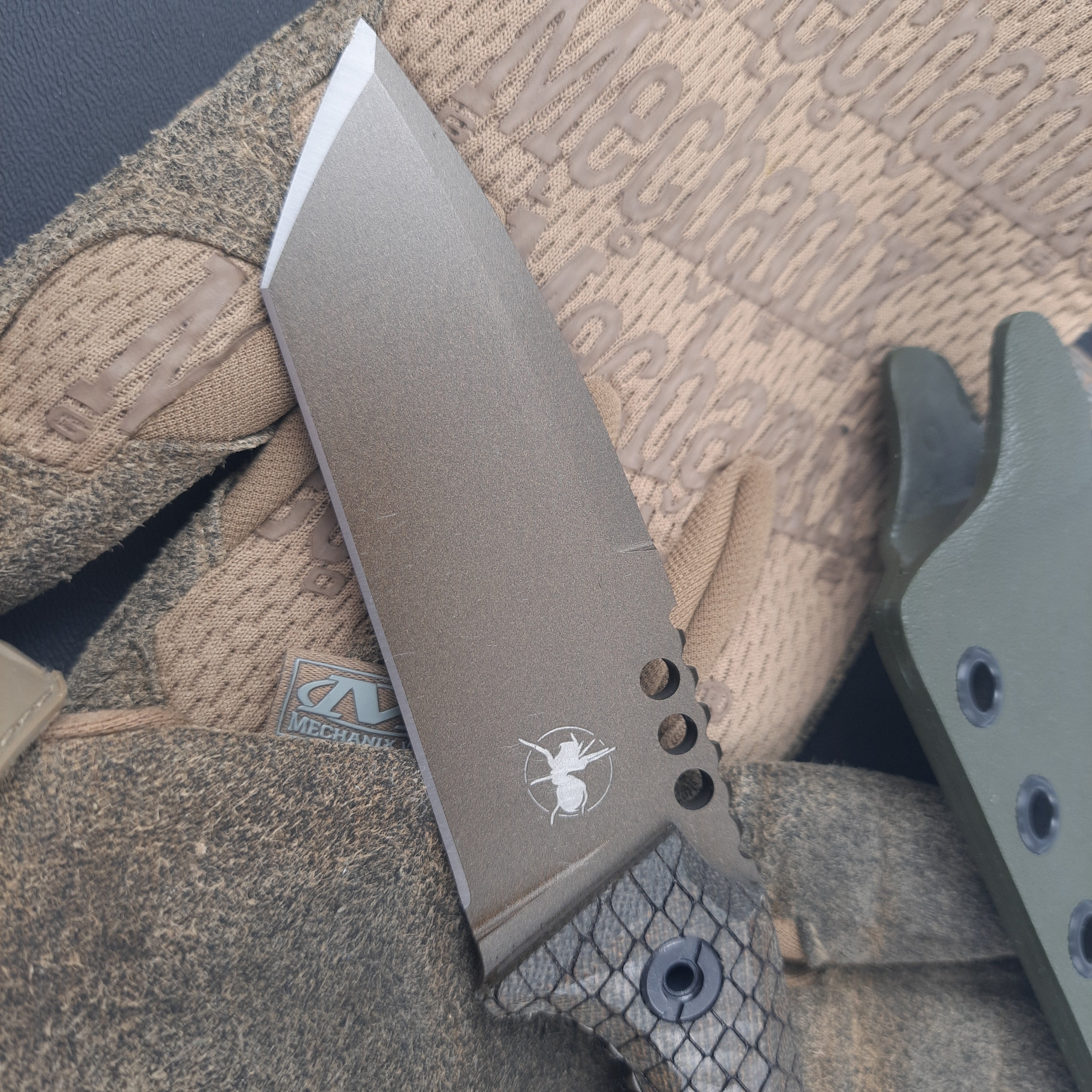 Atrax BOA Taktisches Messer, Mitternachtsbronze, Cerakote, grüner Canvas-Micarta-Griff