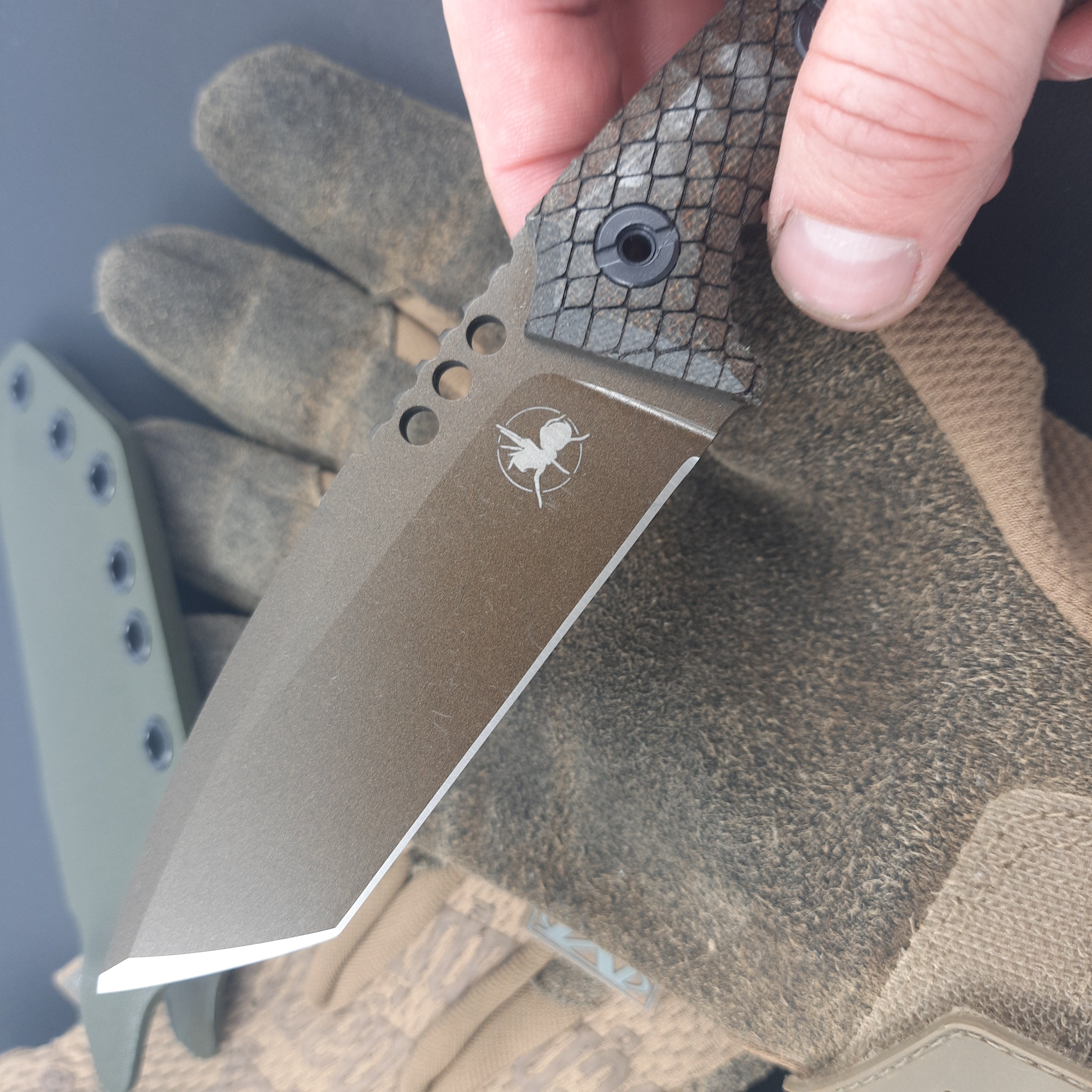 Atrax BOA Taktisches Messer, Mitternachtsbronze, Cerakote, grüner Canvas-Micarta-Griff
