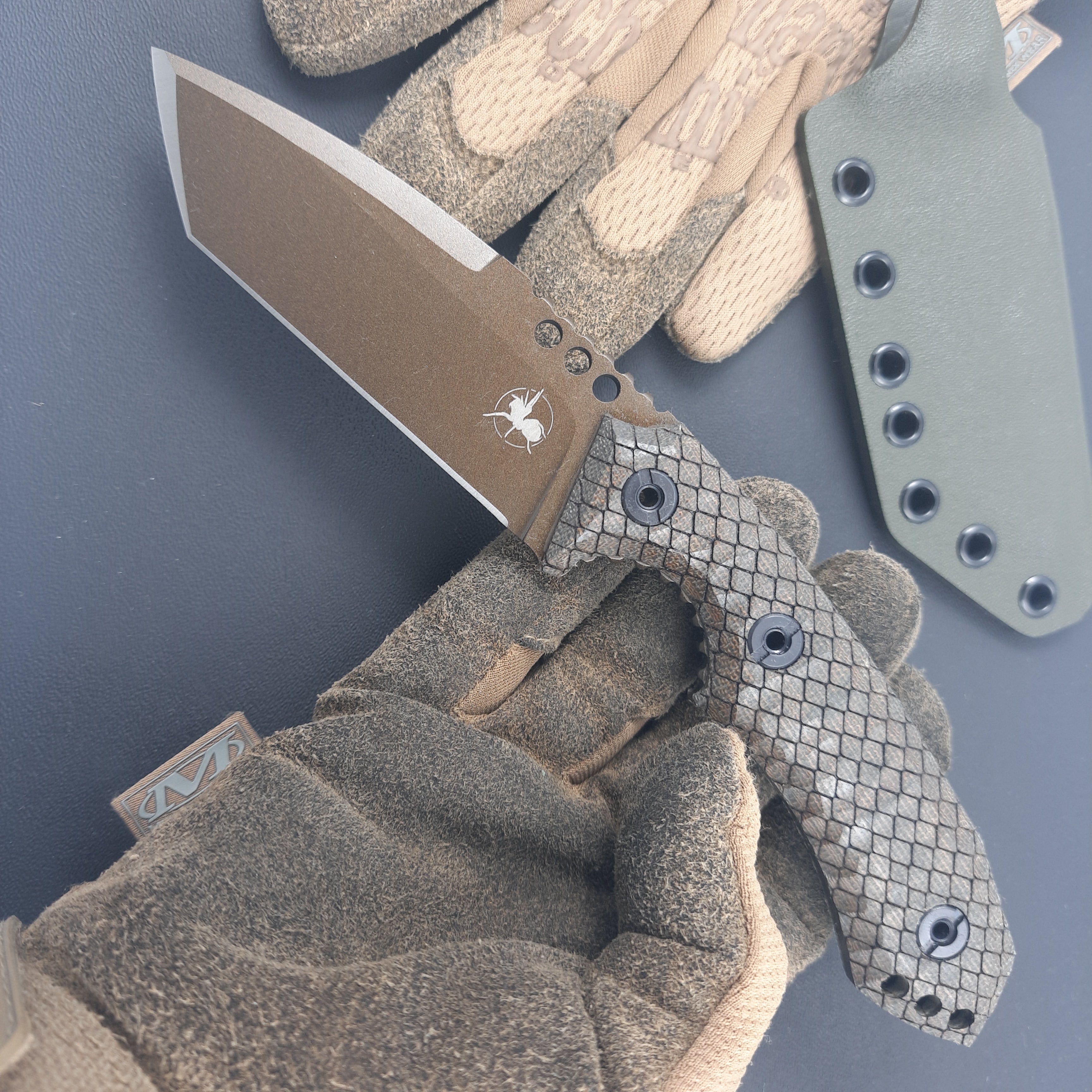 Atrax BOA Taktisches Messer, Mitternachtsbronze, Cerakote, grüner Canvas-Micarta-Griff