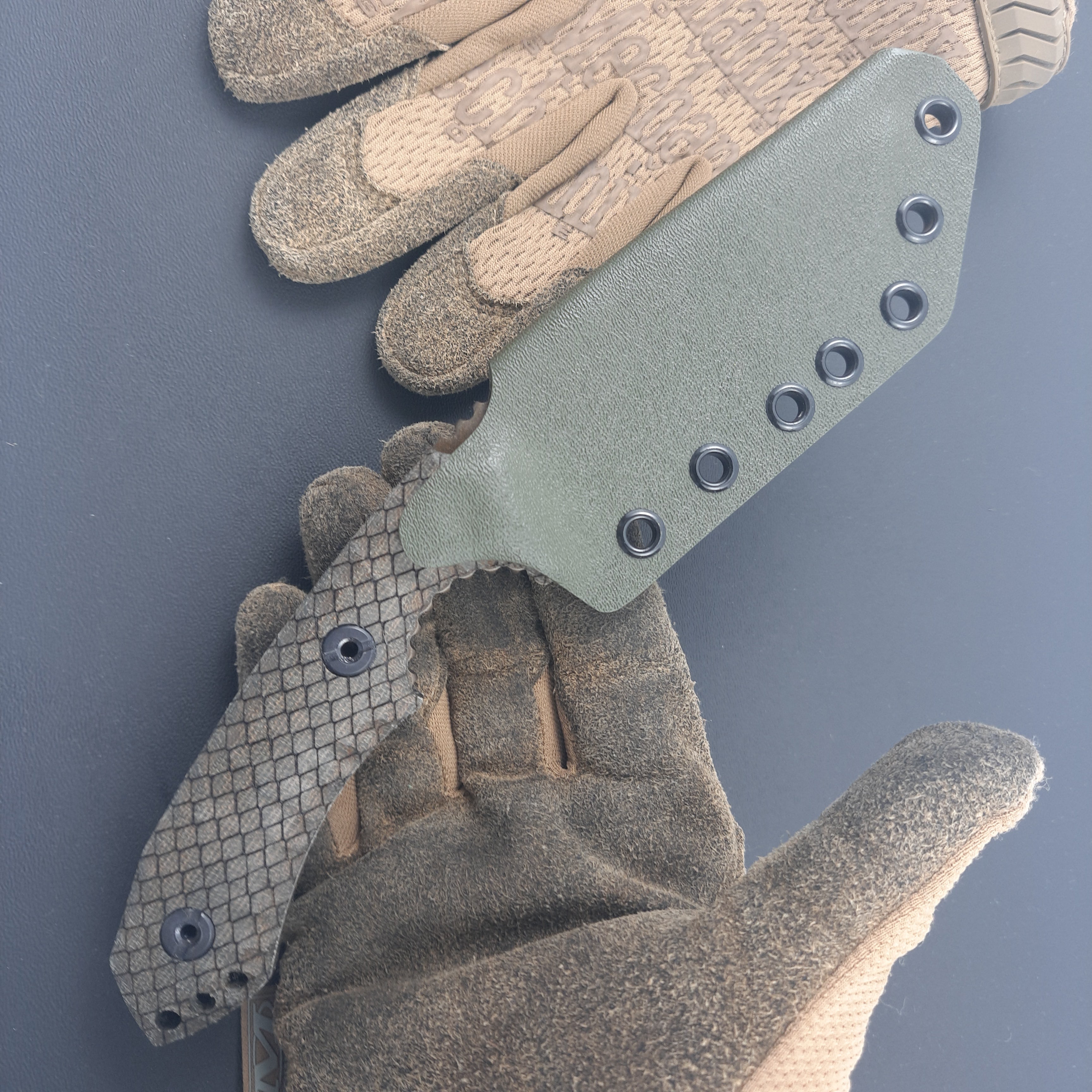 Atrax BOA Taktisches Messer, Mitternachtsbronze, Cerakote, grüner Canvas-Micarta-Griff