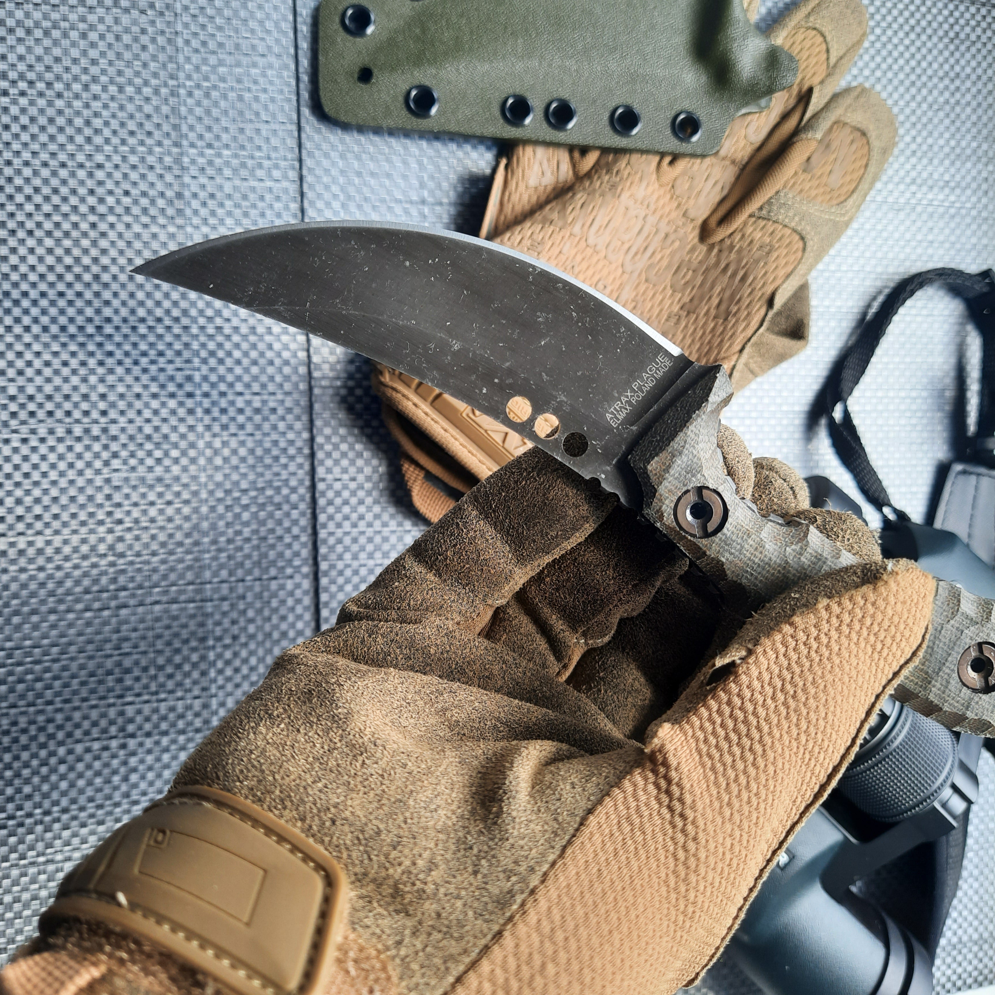 Nóż taktyczny Atrax PLAGUE Stonewashed z czarną rękojeścią G10 i czarnym kydexem