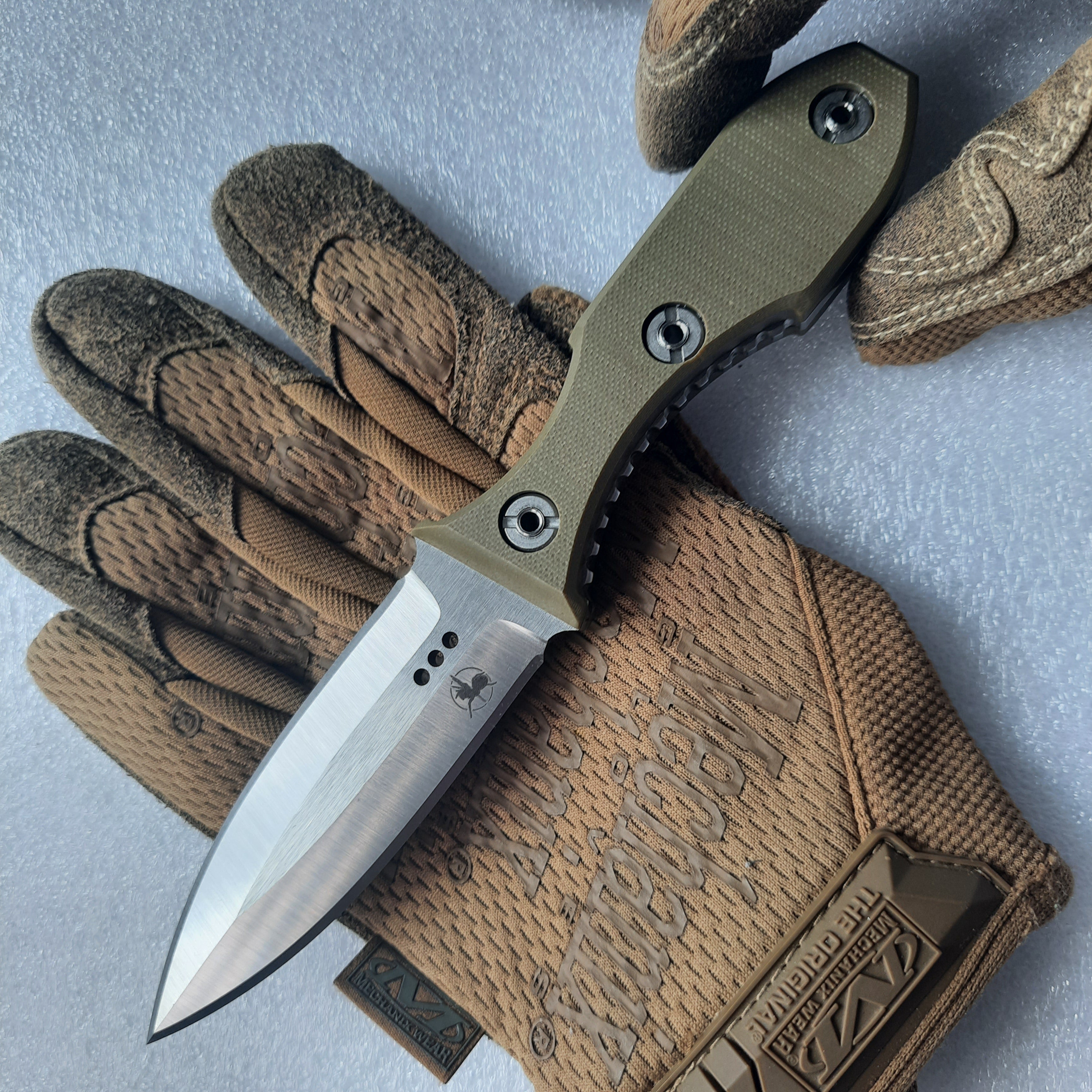 Nóż taktyczny Atrax SCOURGE DAGGER Multicam Black Splinter Camo Cerakote z czarną rękojeścią G10