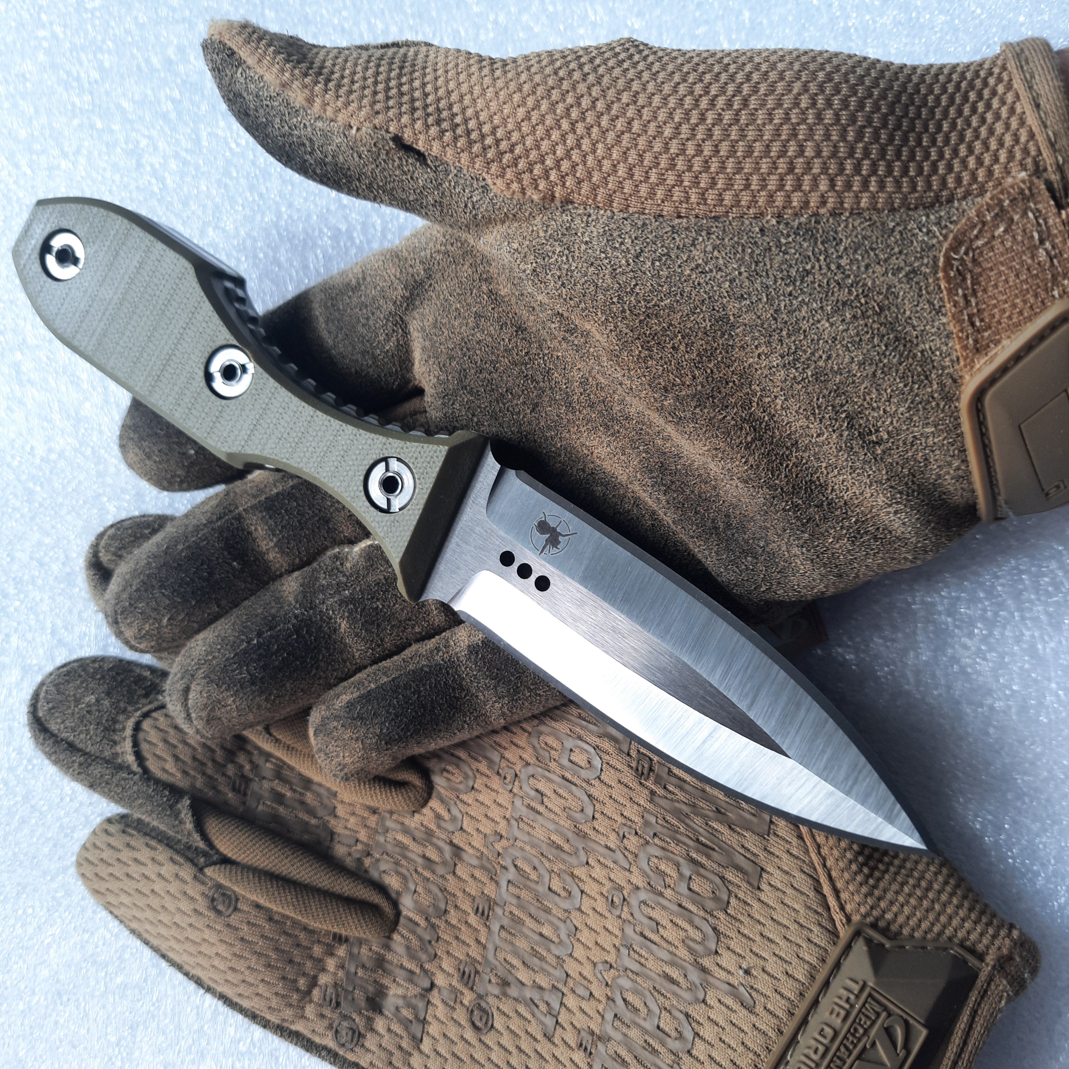 Atrax SCOURGE DAGGER Multicam Black Splinter Camo Cerakote Taktisches Messer mit schwarzem G10-Griff