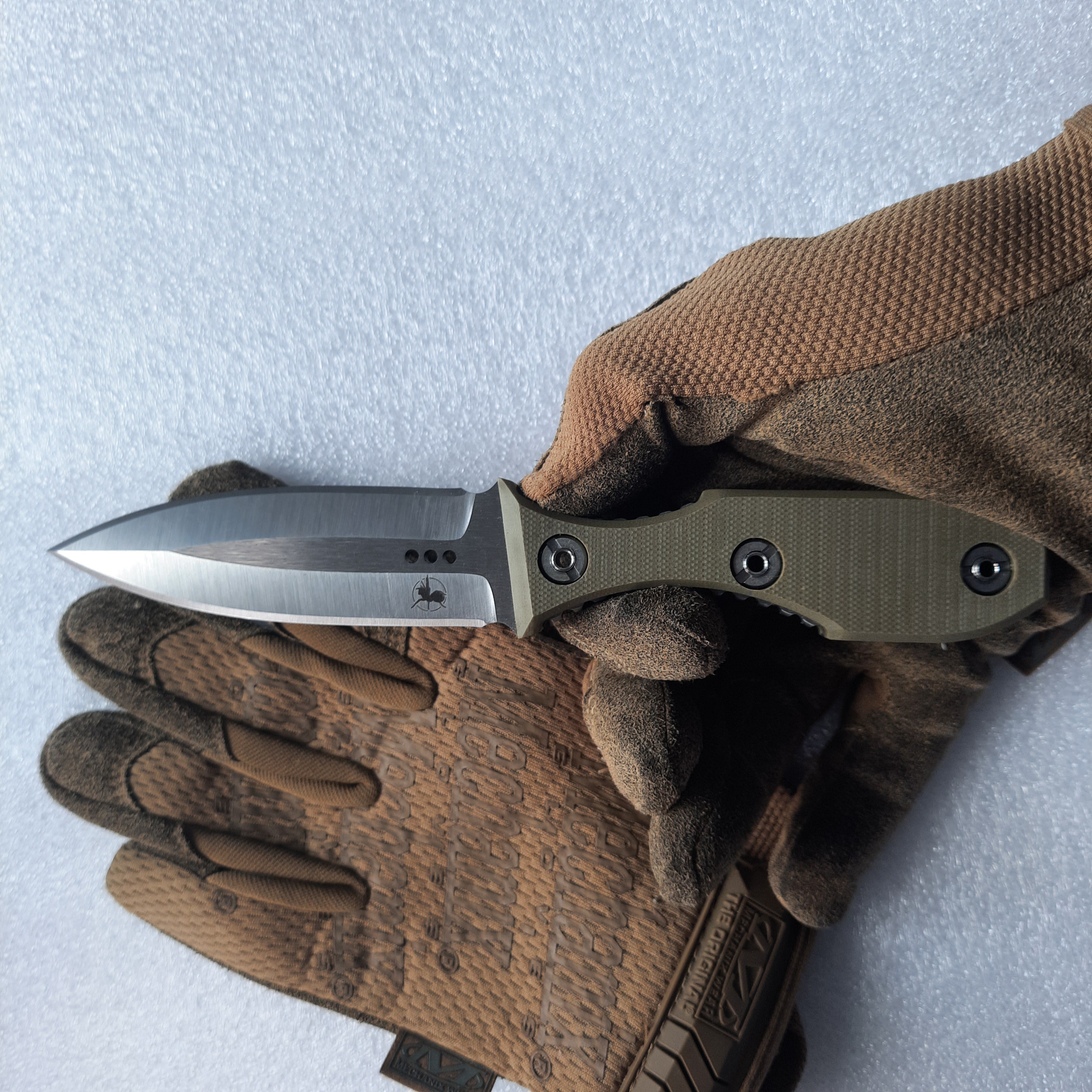 Atrax SCOURGE DAGGER Multicam Black Splinter Camo Cerakote Taktisches Messer mit schwarzem G10-Griff