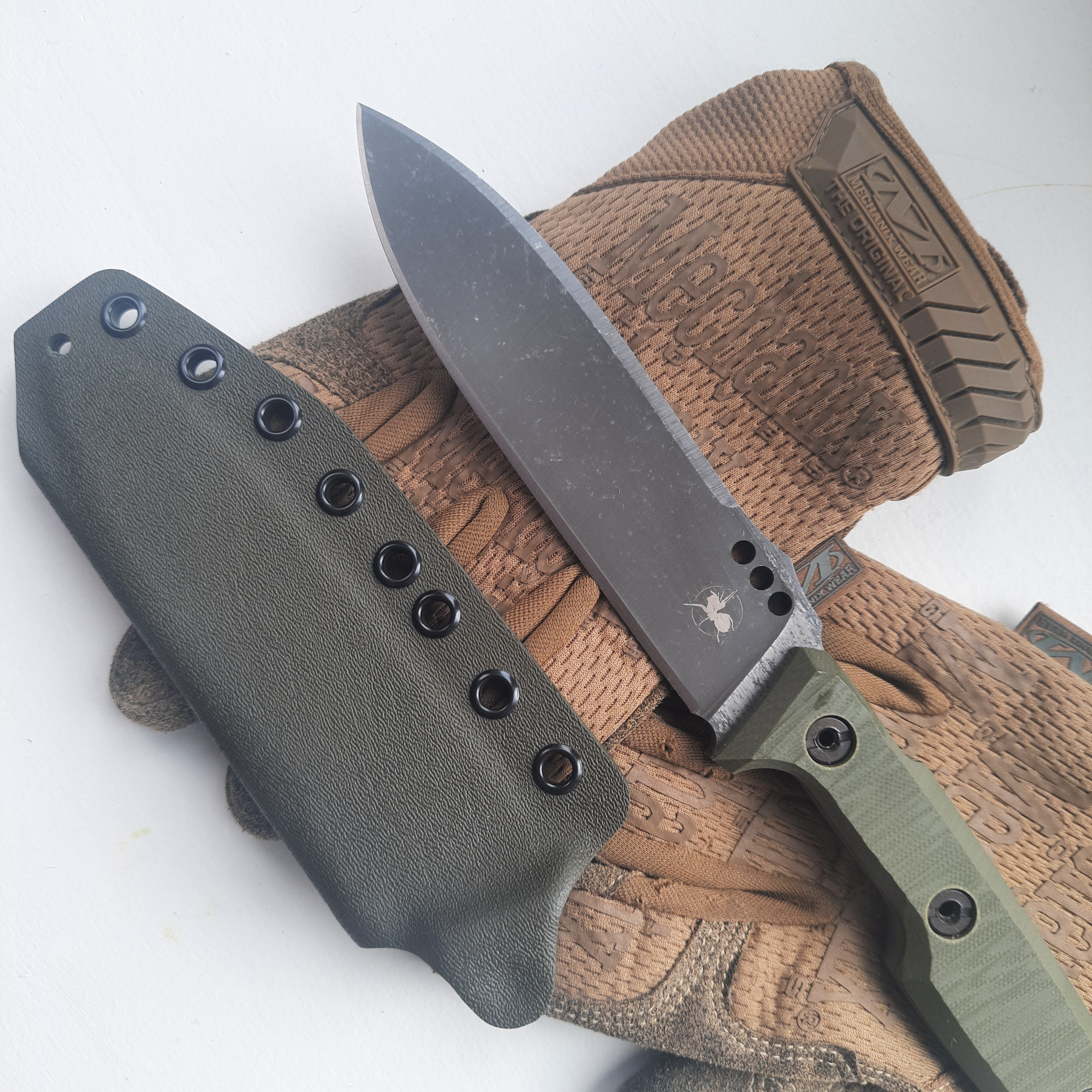 Nóż taktyczny Atrax NOXIOUS z brązową rękojeścią i powłoką LR BLACK Cerakote