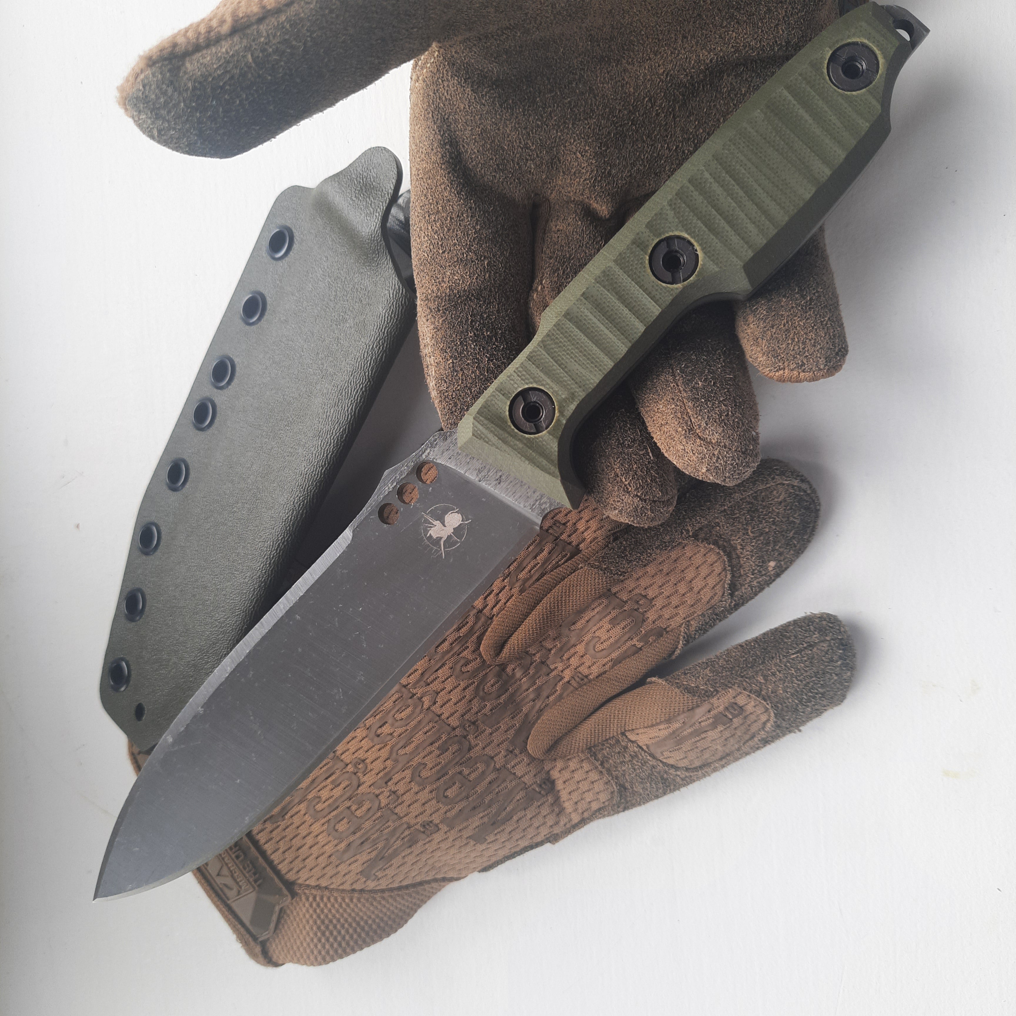 Nóż taktyczny Atrax NOXIOUS z brązową rękojeścią i powłoką LR BLACK Cerakote