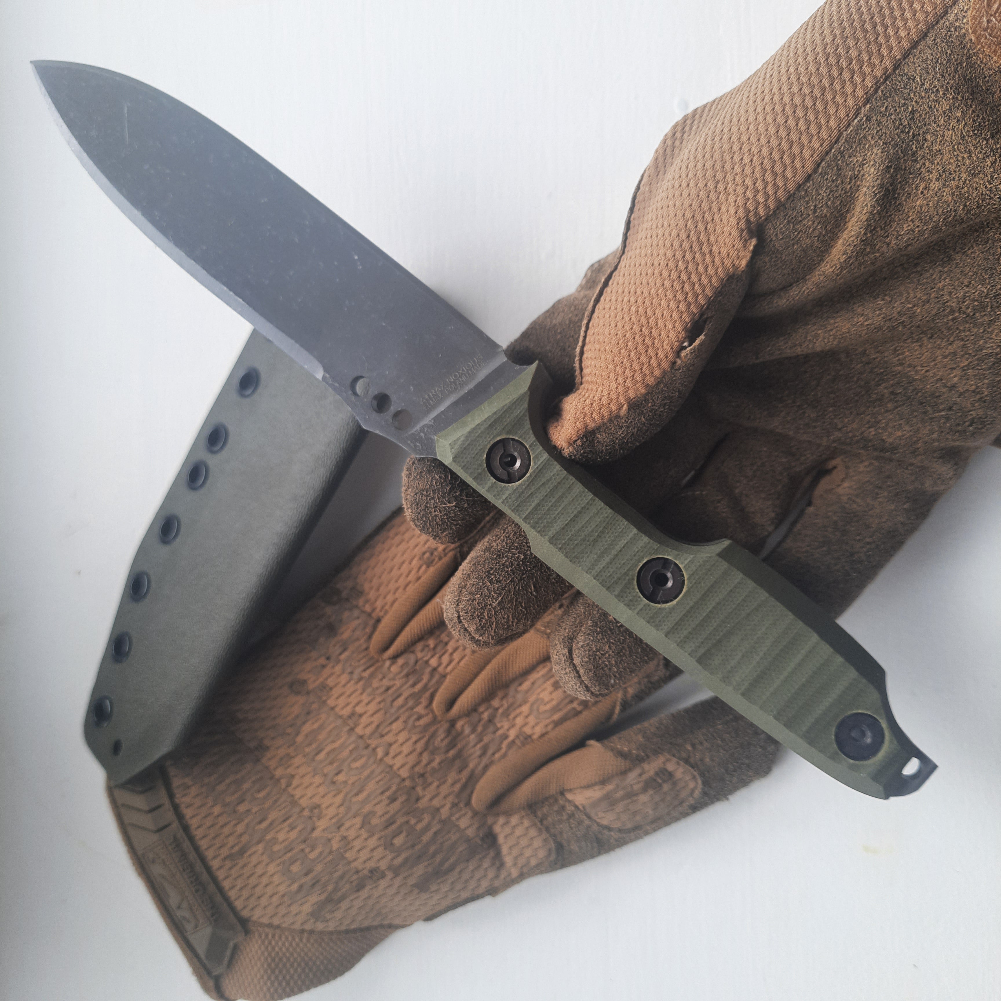 Nóż taktyczny Atrax NOXIOUS z brązową rękojeścią i powłoką LR BLACK Cerakote