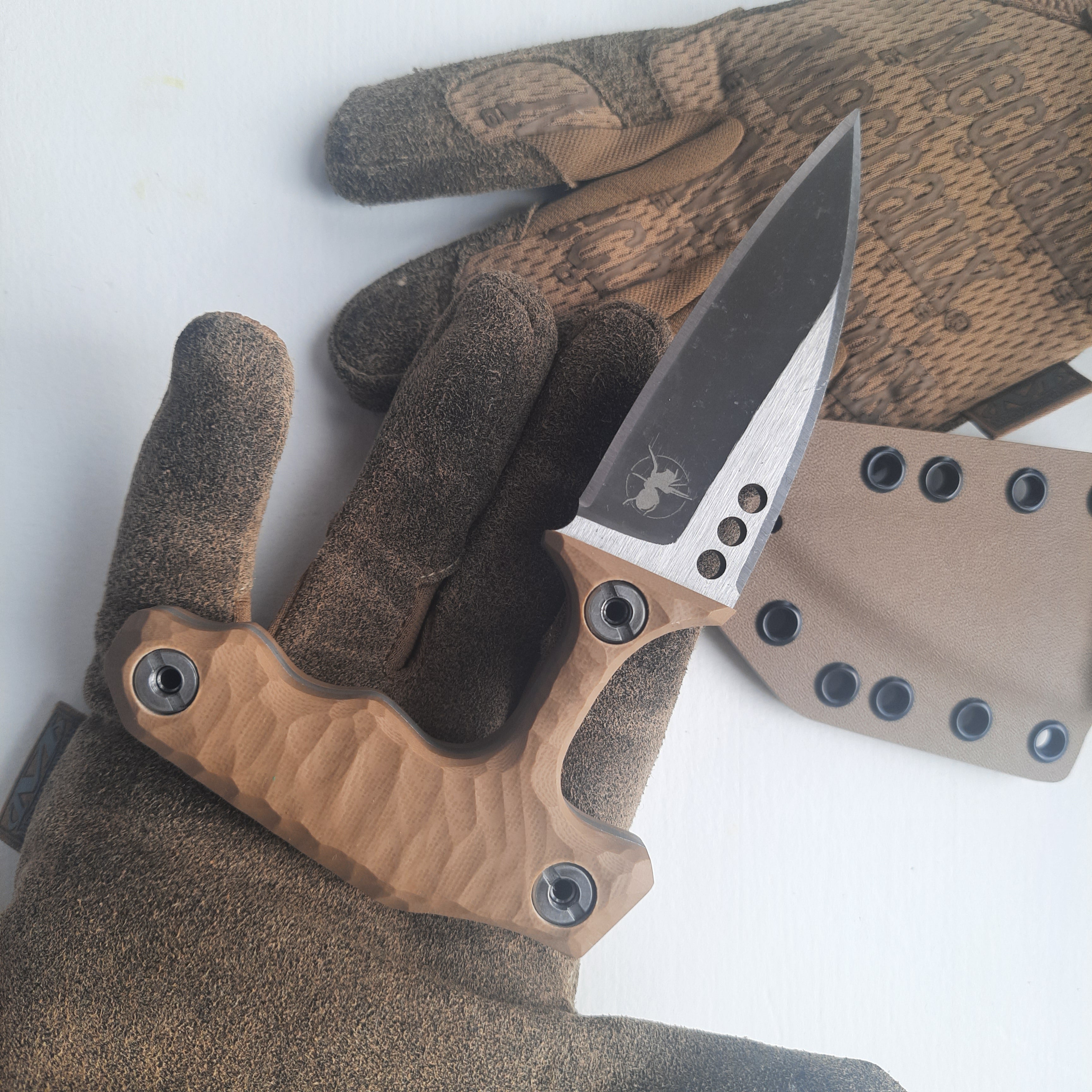 Atrax ENKIDU Taktisches Stoßmesser mit schwarzem Griff und LR Black Cerakote-Finish
