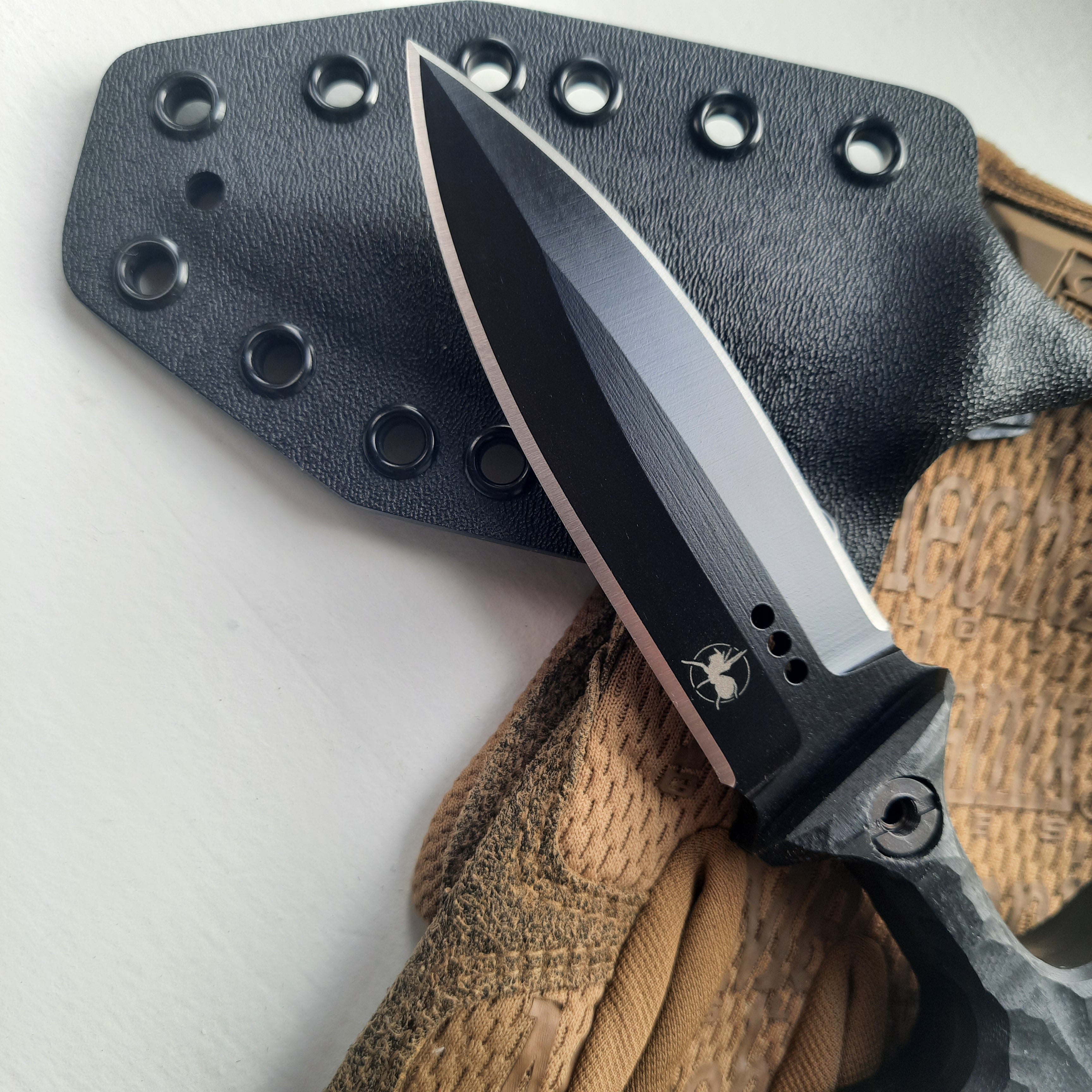 Atrax ENKIDU Taktisches Stoßmesser mit schwarzem Griff und LR Black Cerakote-Finish