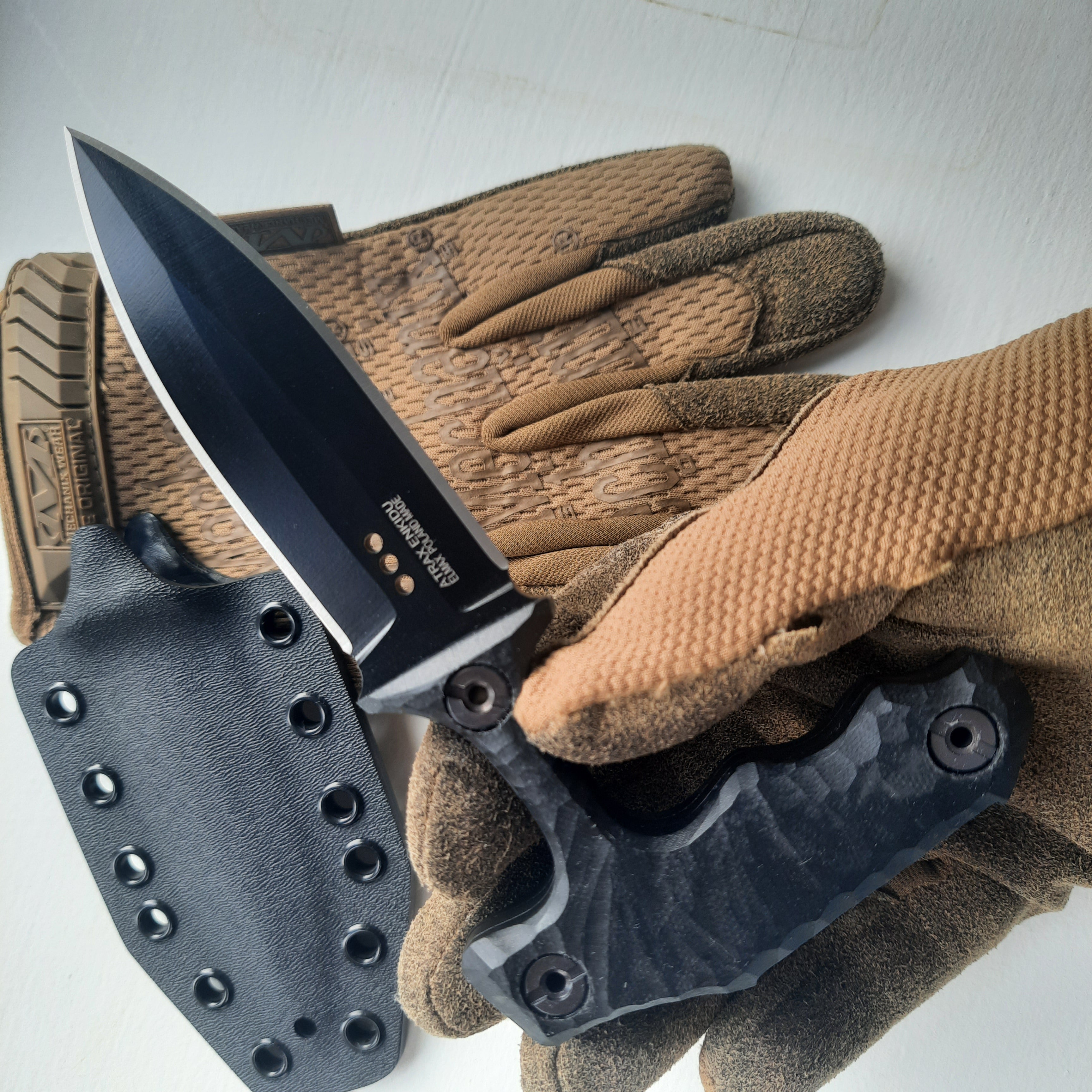 Atrax ENKIDU Taktisches Stoßmesser mit schwarzem Griff und LR Black Cerakote-Finish