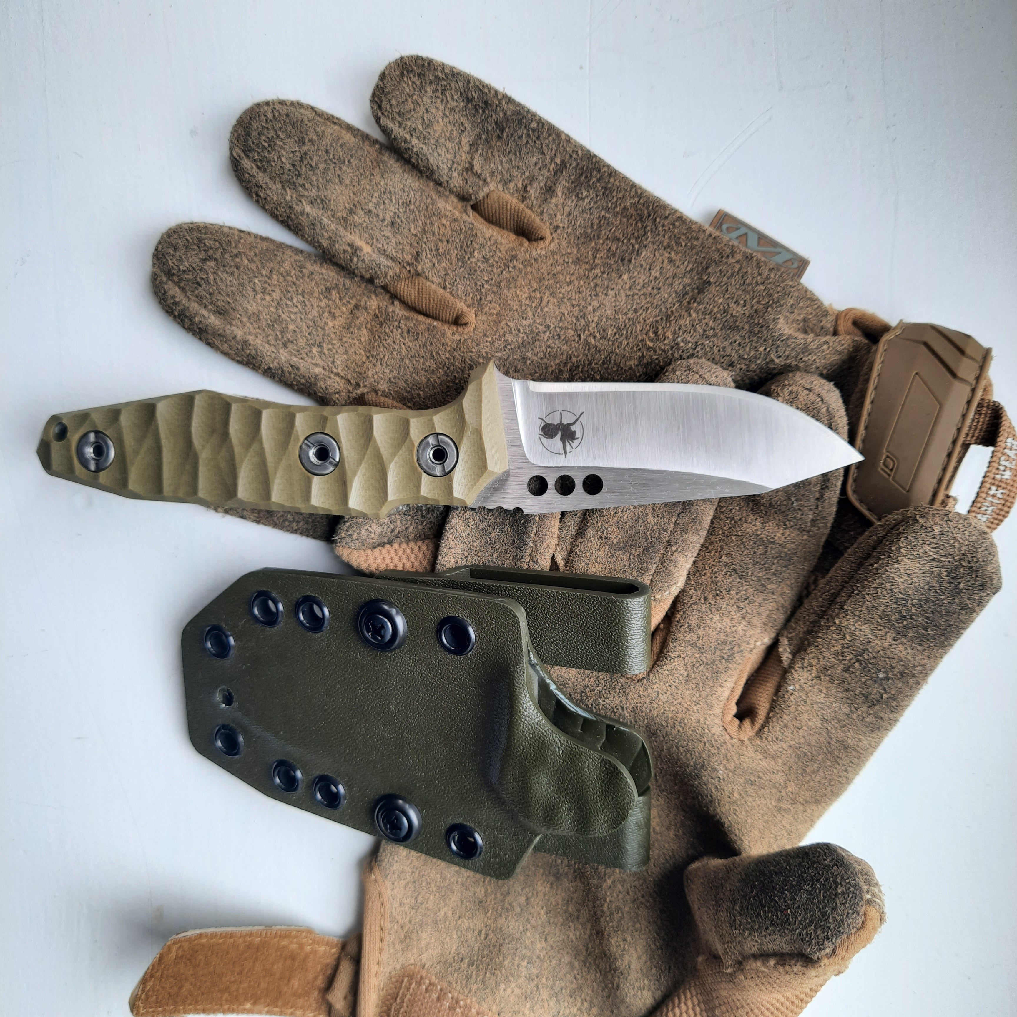 Nóż ATRAX SERUM Silver Satin Tactical & Daycare Tanto z uchwytem z zielonej micarty