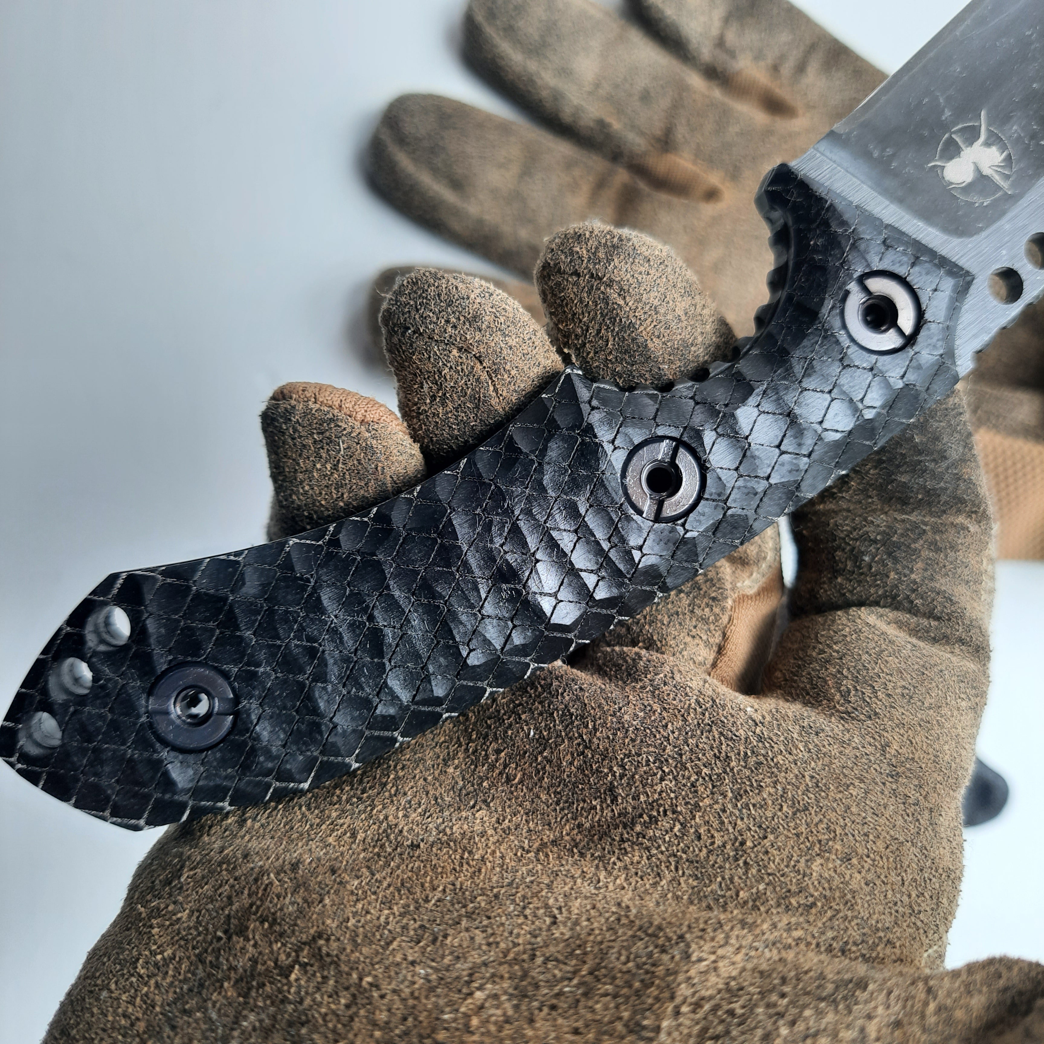 Nóż taktyczny Atrax BOA Stonewashed z rękojeścią z czarnego płótna Micarta i metalicznym szarym Kydexem