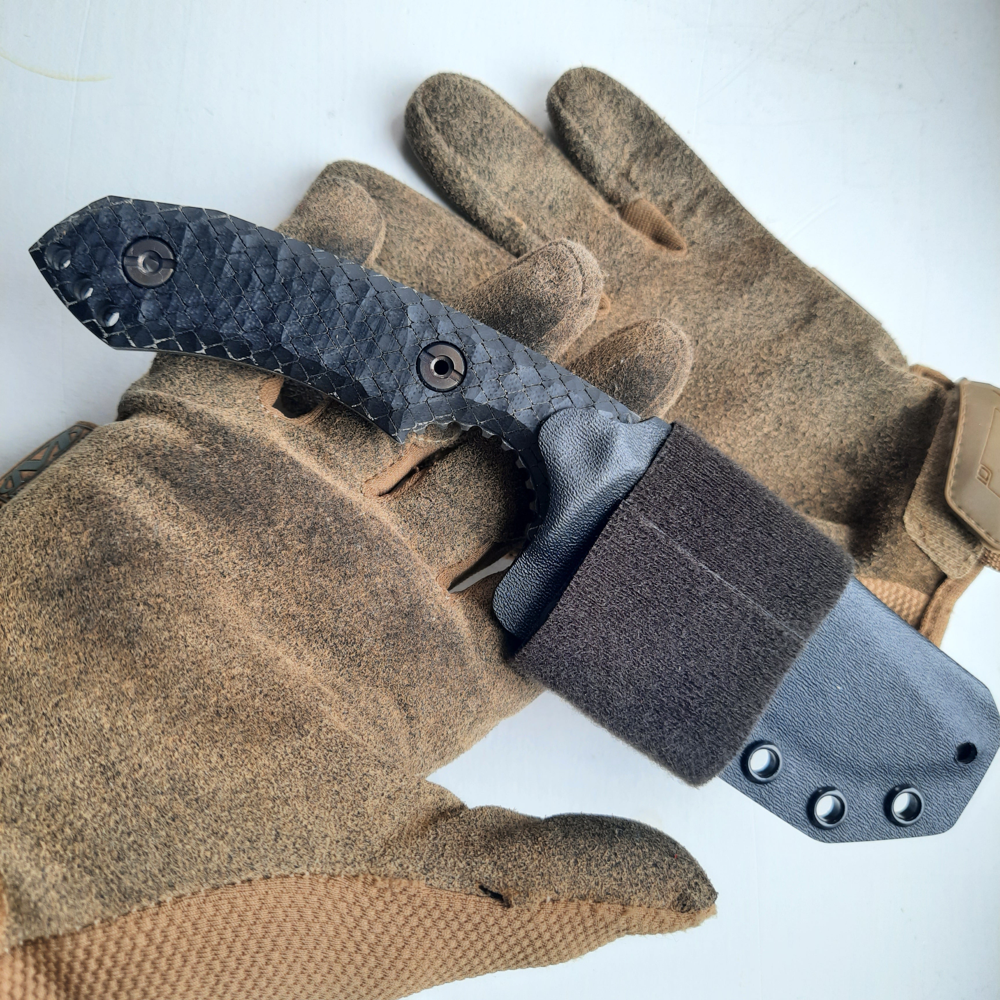 Nóż taktyczny Atrax BOA Stonewashed z rękojeścią z czarnego płótna Micarta i metalicznym szarym Kydexem