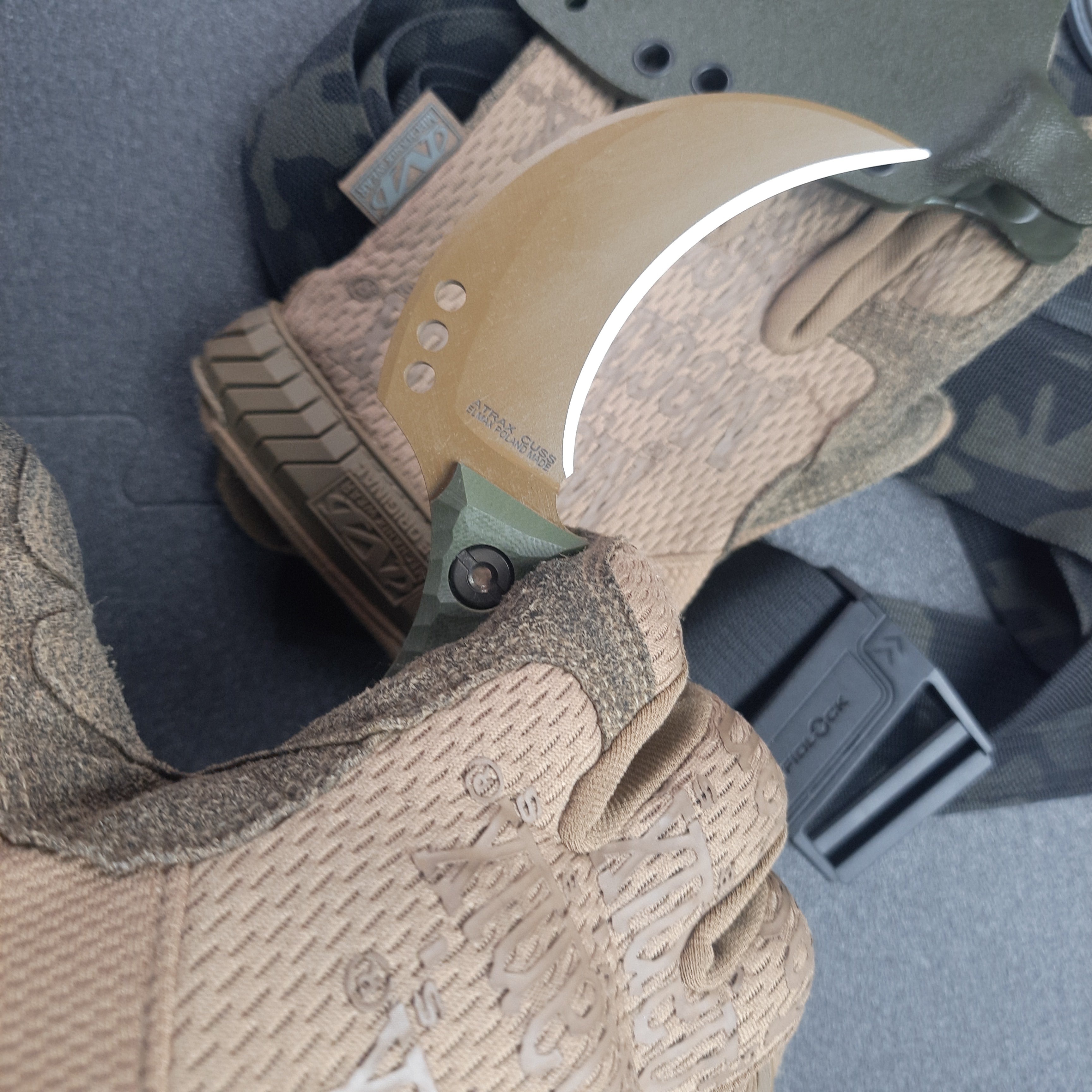 Nóż taktyczny Atrax MARDUK z brązową rękojeścią i cerakotą Coyote Tan