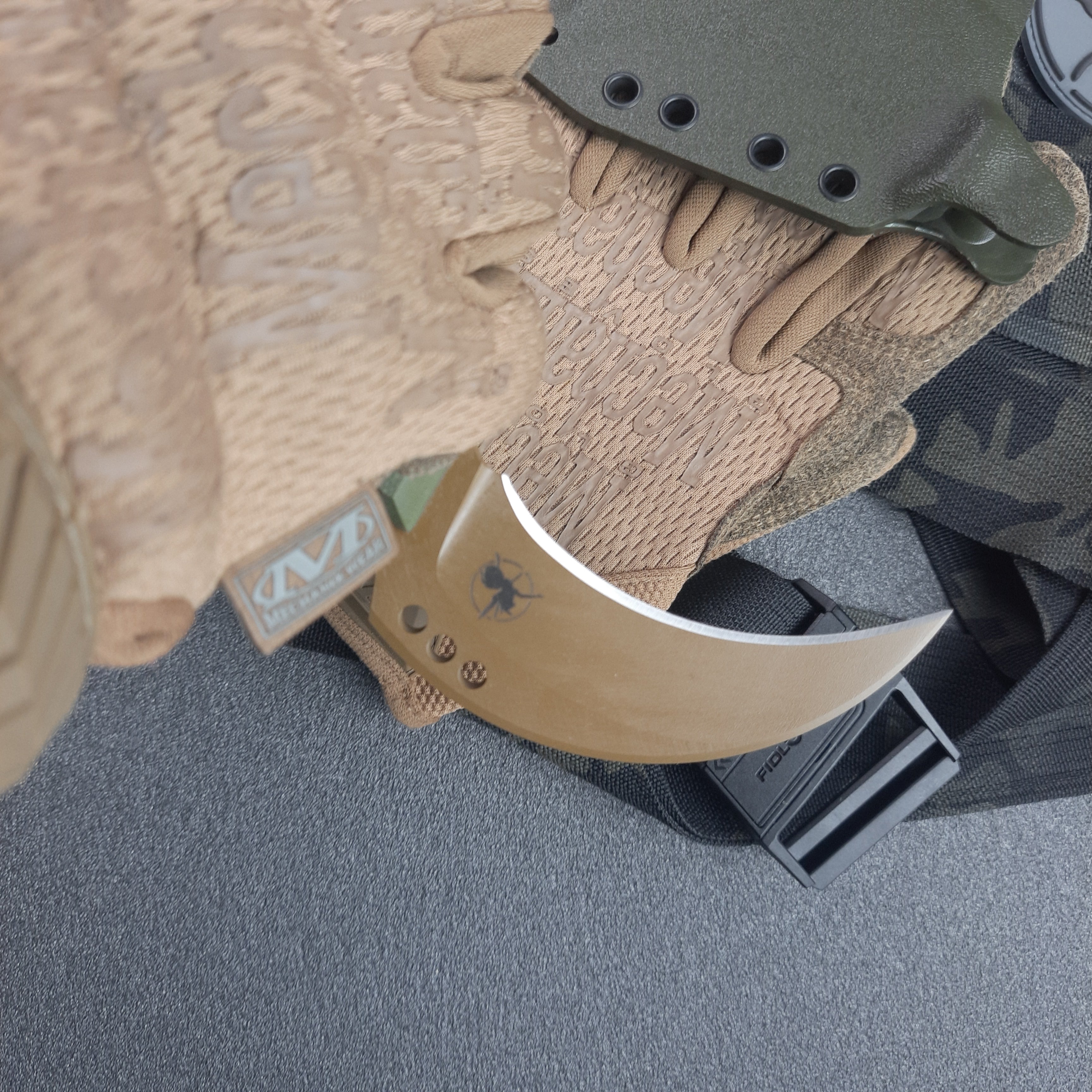 Nóż taktyczny Atrax MARDUK z brązową rękojeścią i cerakotą Coyote Tan