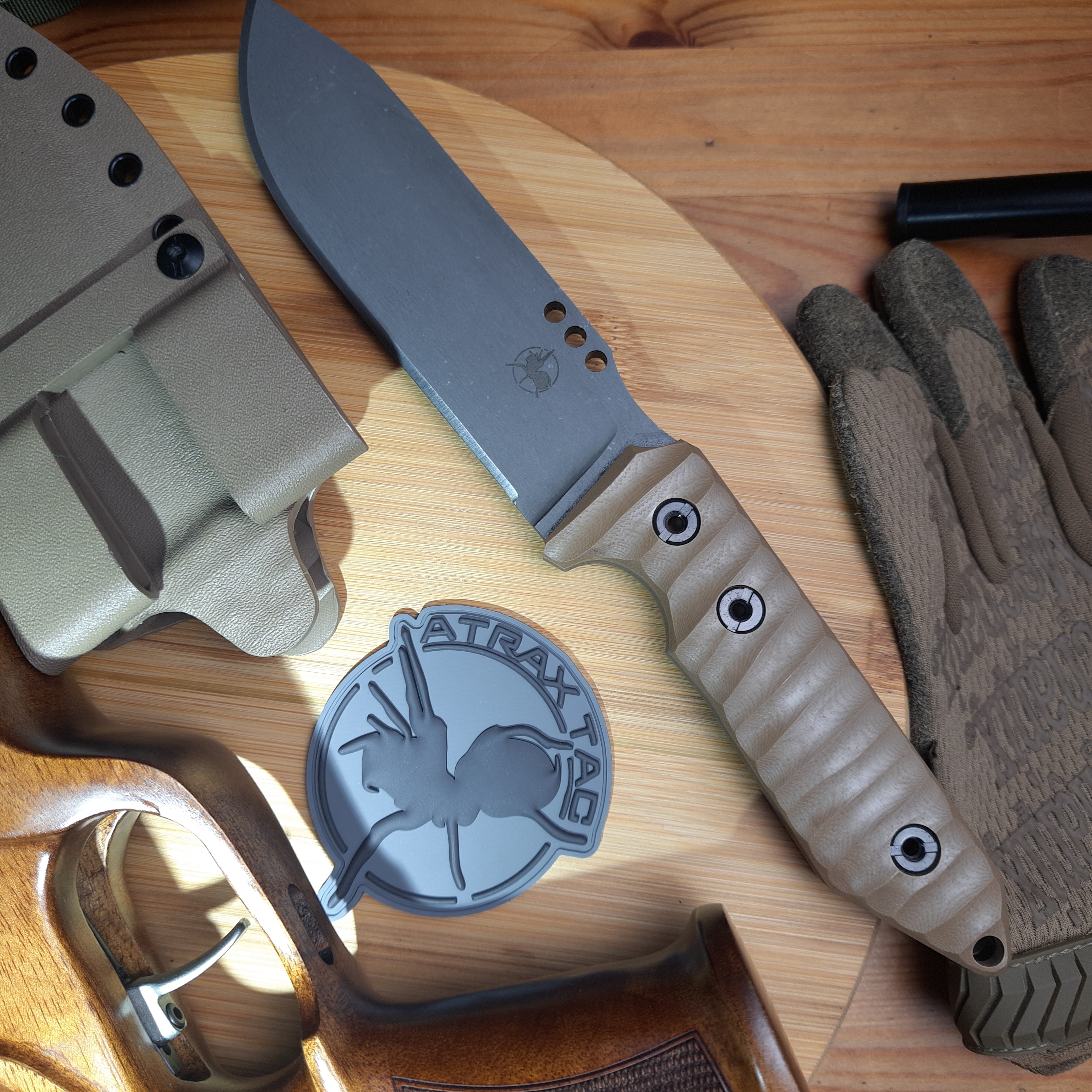 Nóż taktyczny Atrax BOA Stonewashed z rękojeścią z czarnego płótna Micarta i metalicznym szarym Kydexem