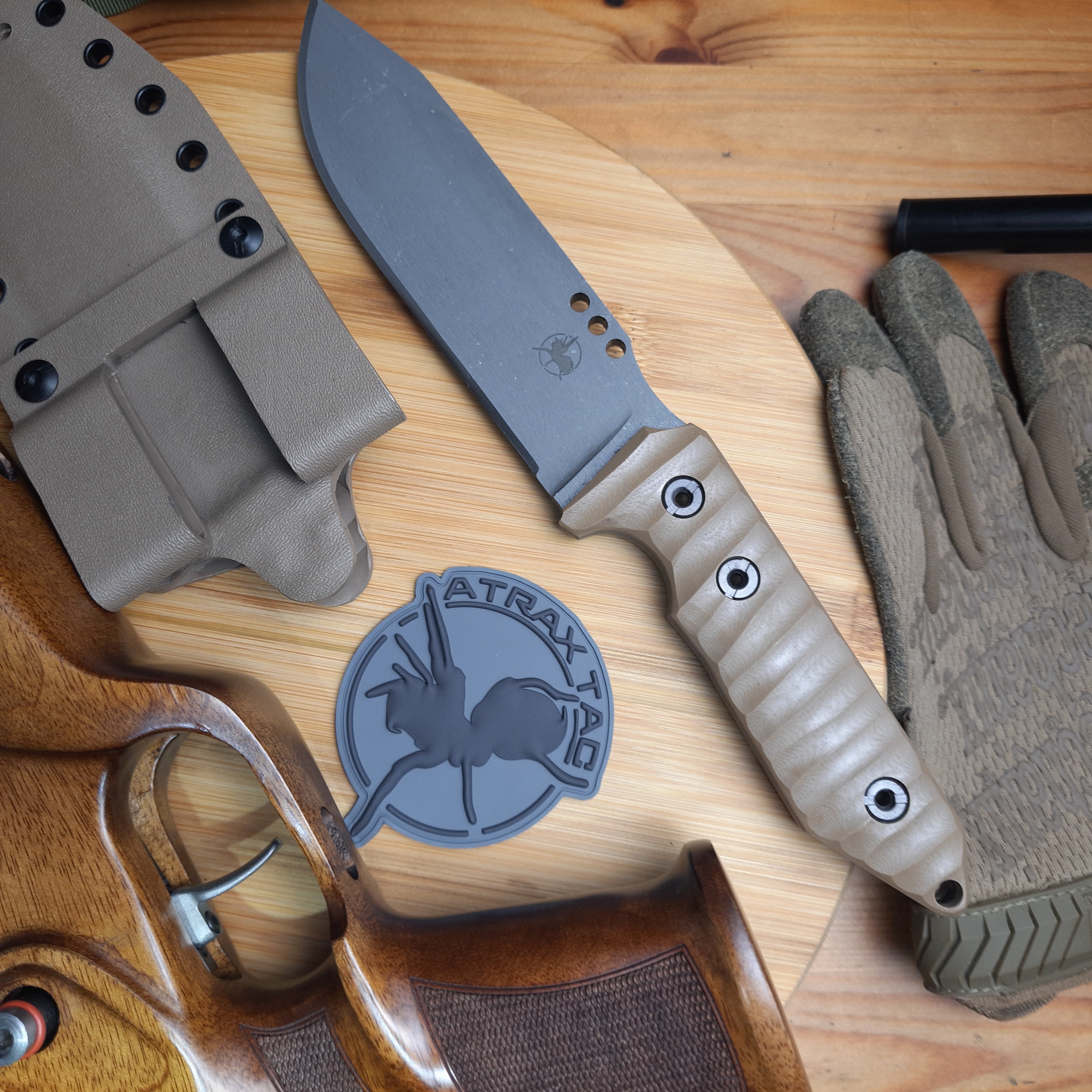 Nóż taktyczny Atrax BOA Stonewashed z rękojeścią z czarnego płótna Micarta i metalicznym szarym Kydexem