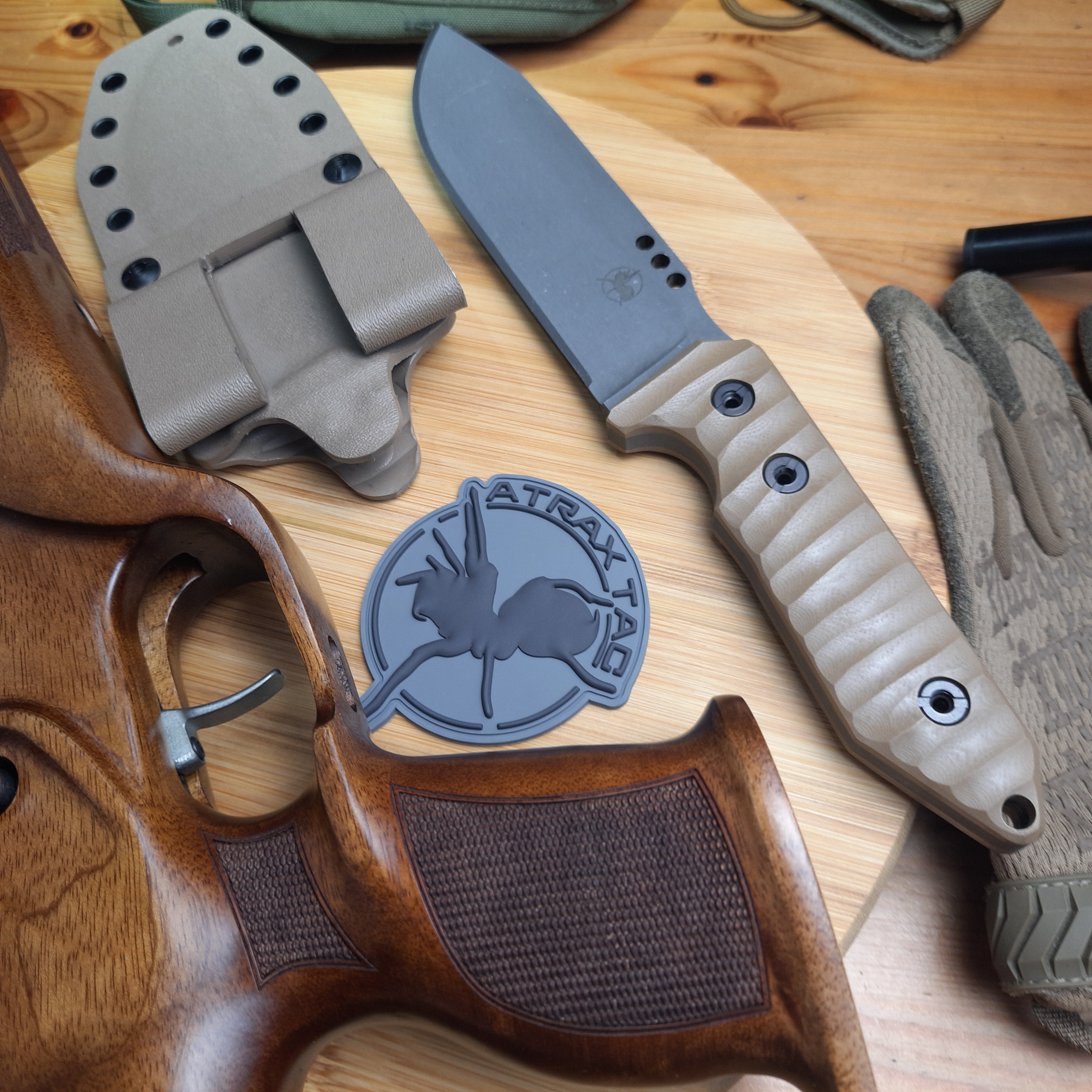 Nóż taktyczny Atrax BOA Stonewashed z rękojeścią z czarnego płótna Micarta i metalicznym szarym Kydexem