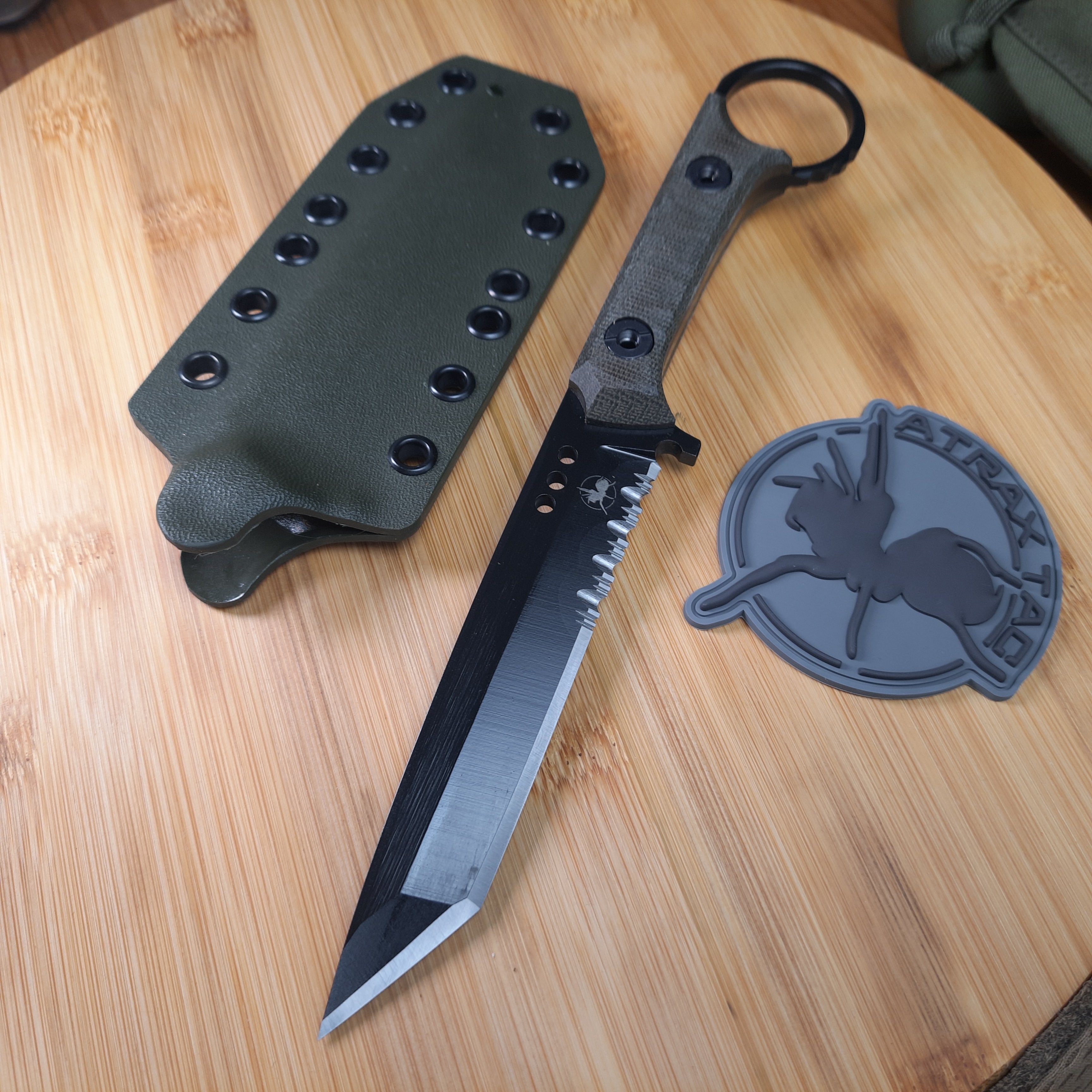 Nóż taktyczny Atrax Shadow XL z rękojeścią z brązowego płótna Micarta