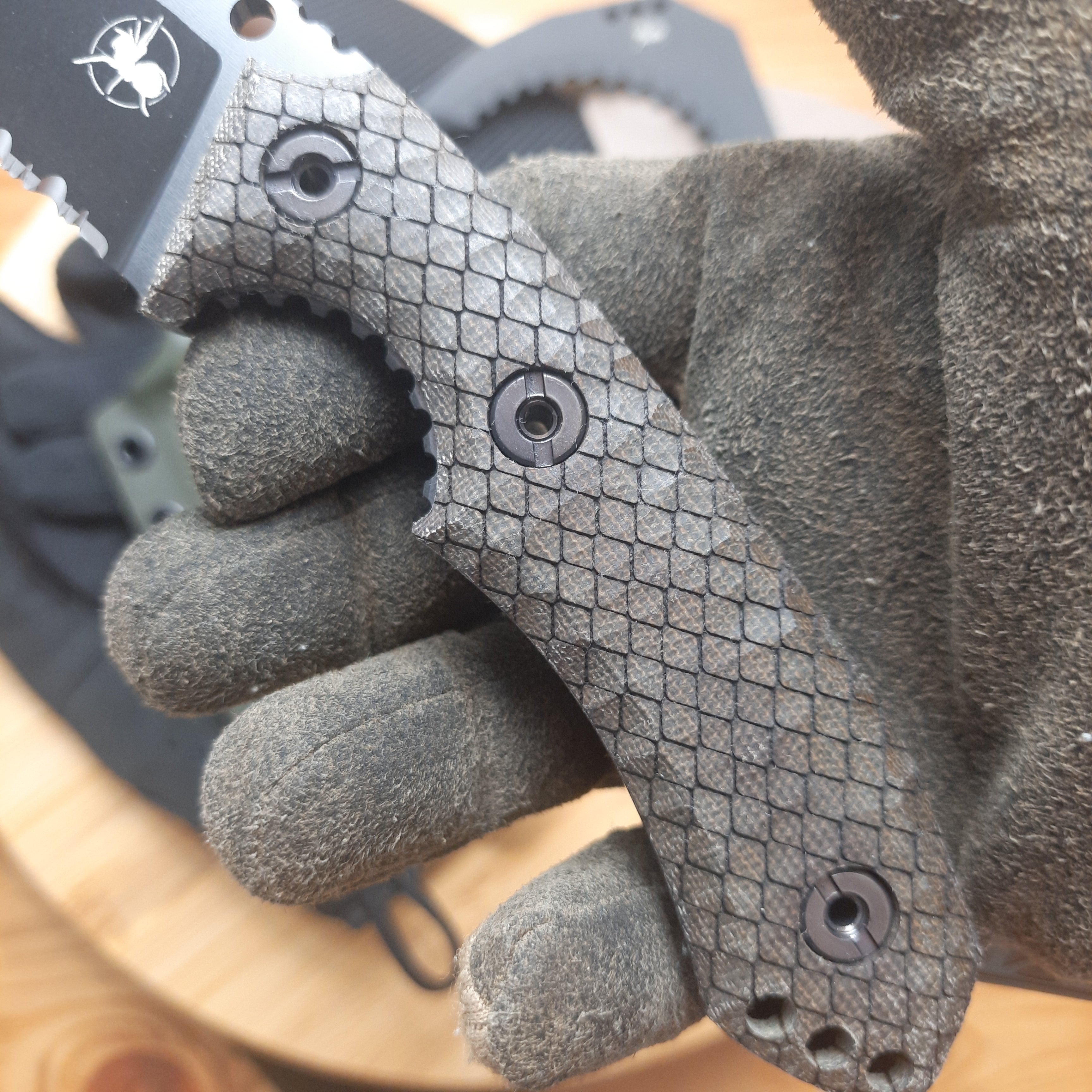 Nóż taktyczny Atrax BOA Stonewashed z rękojeścią z czarnego płótna Micarta i metalicznym szarym Kydexem