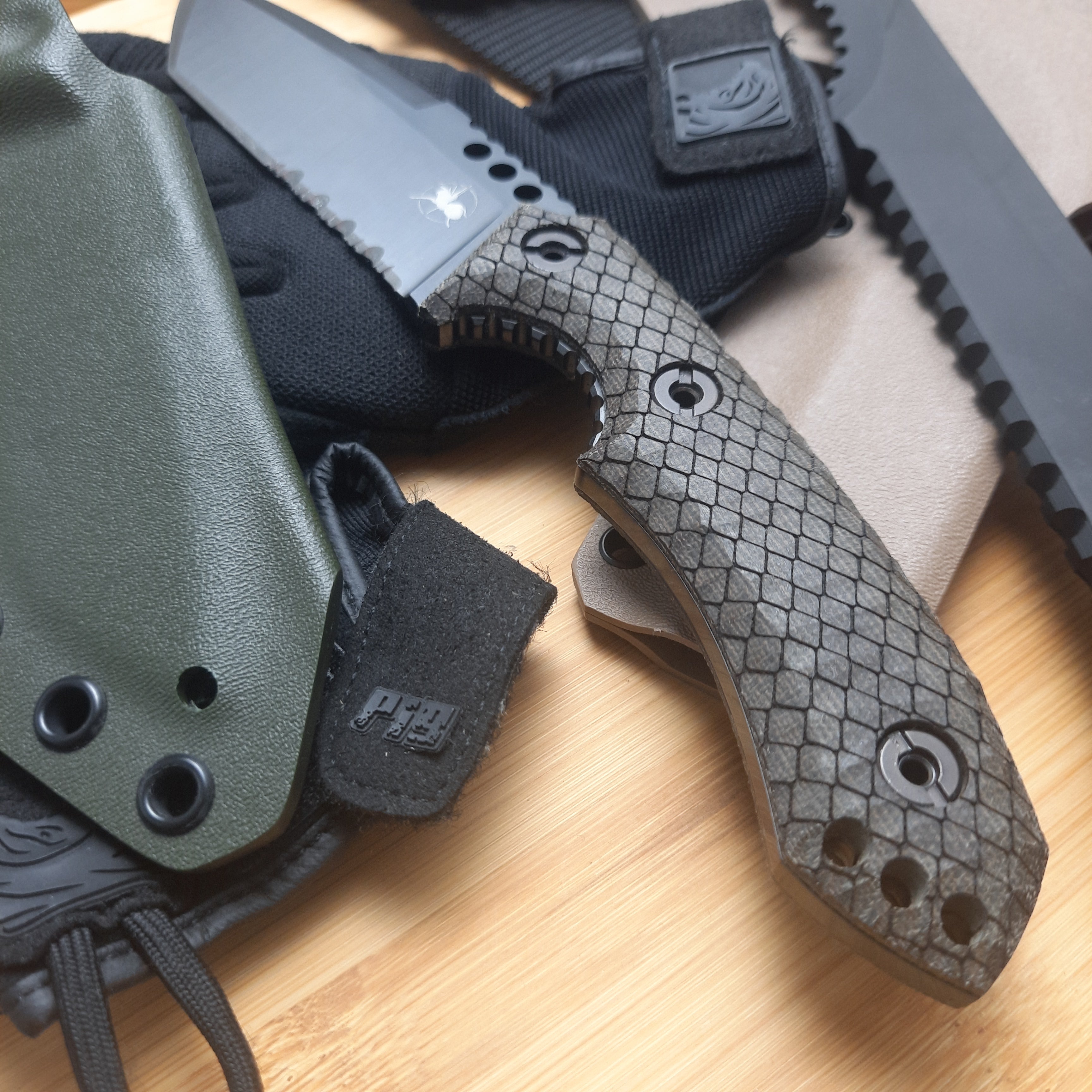 Nóż taktyczny Atrax BOA Stonewashed z rękojeścią z czarnego płótna Micarta i metalicznym szarym Kydexem