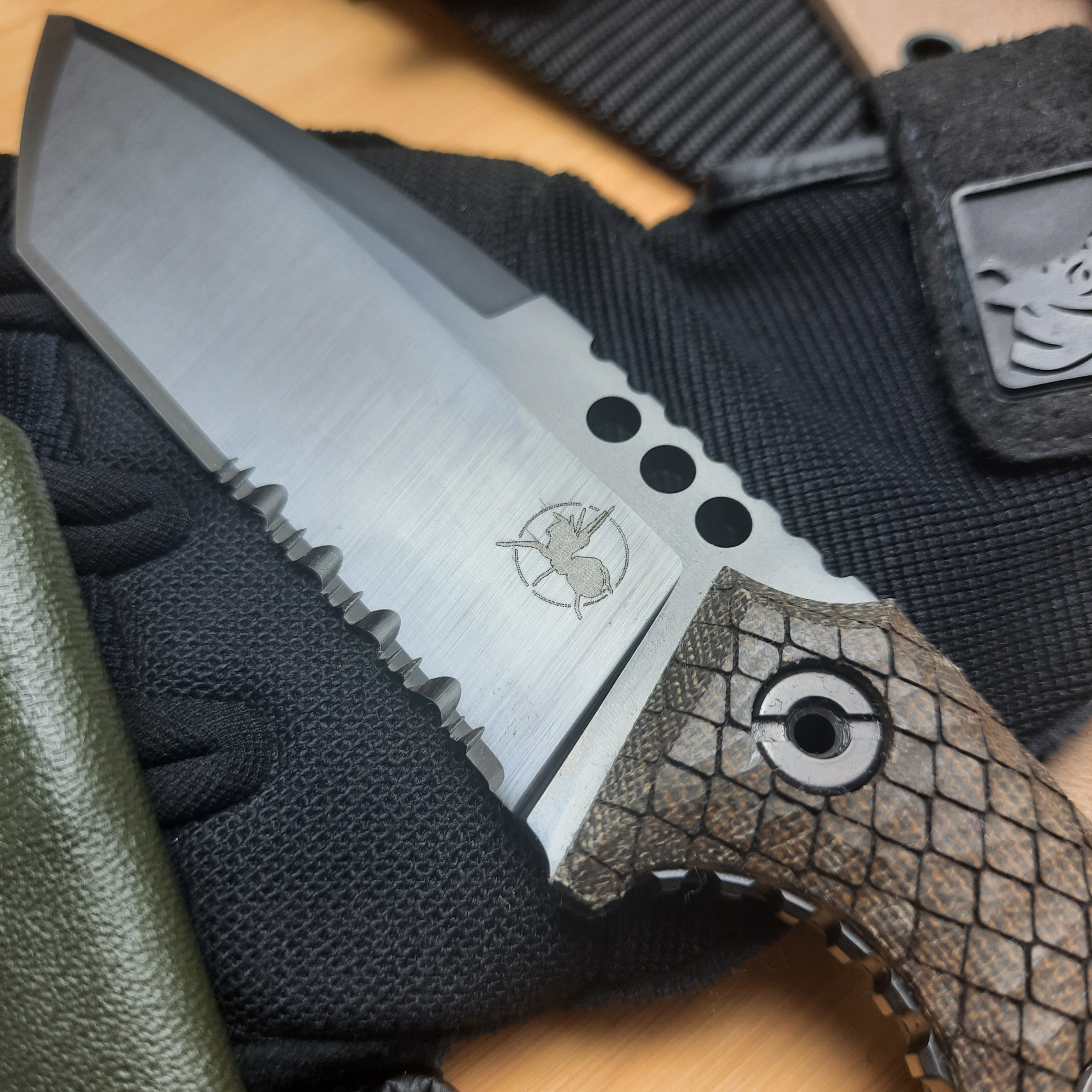 Nóż taktyczny Atrax BOA Stonewashed z rękojeścią z czarnego płótna Micarta i metalicznym szarym Kydexem