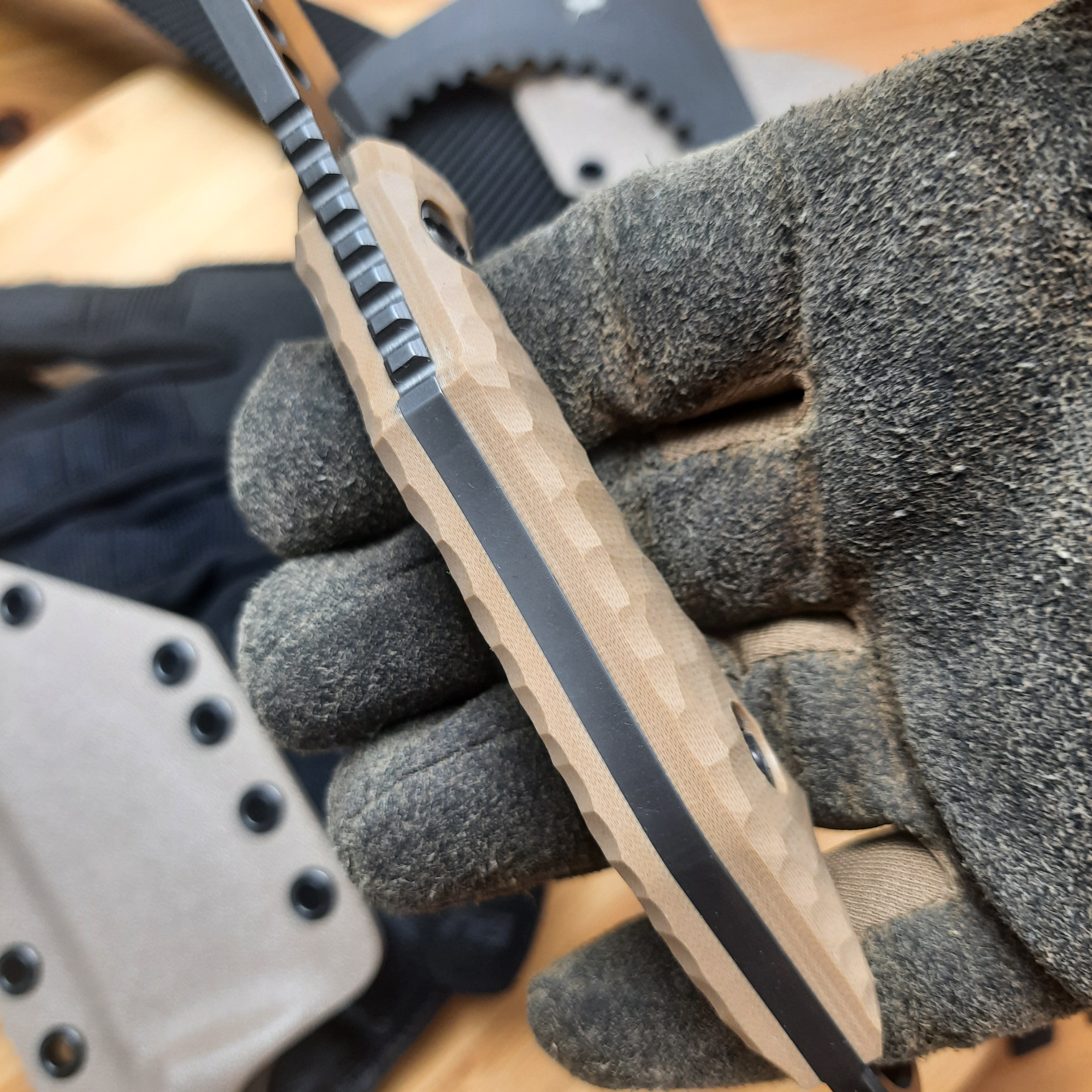 Atrax PLAGUE Stonewashed Tactical Ring Knife mit schwarzem G10-Griff und schwarzem Kydex