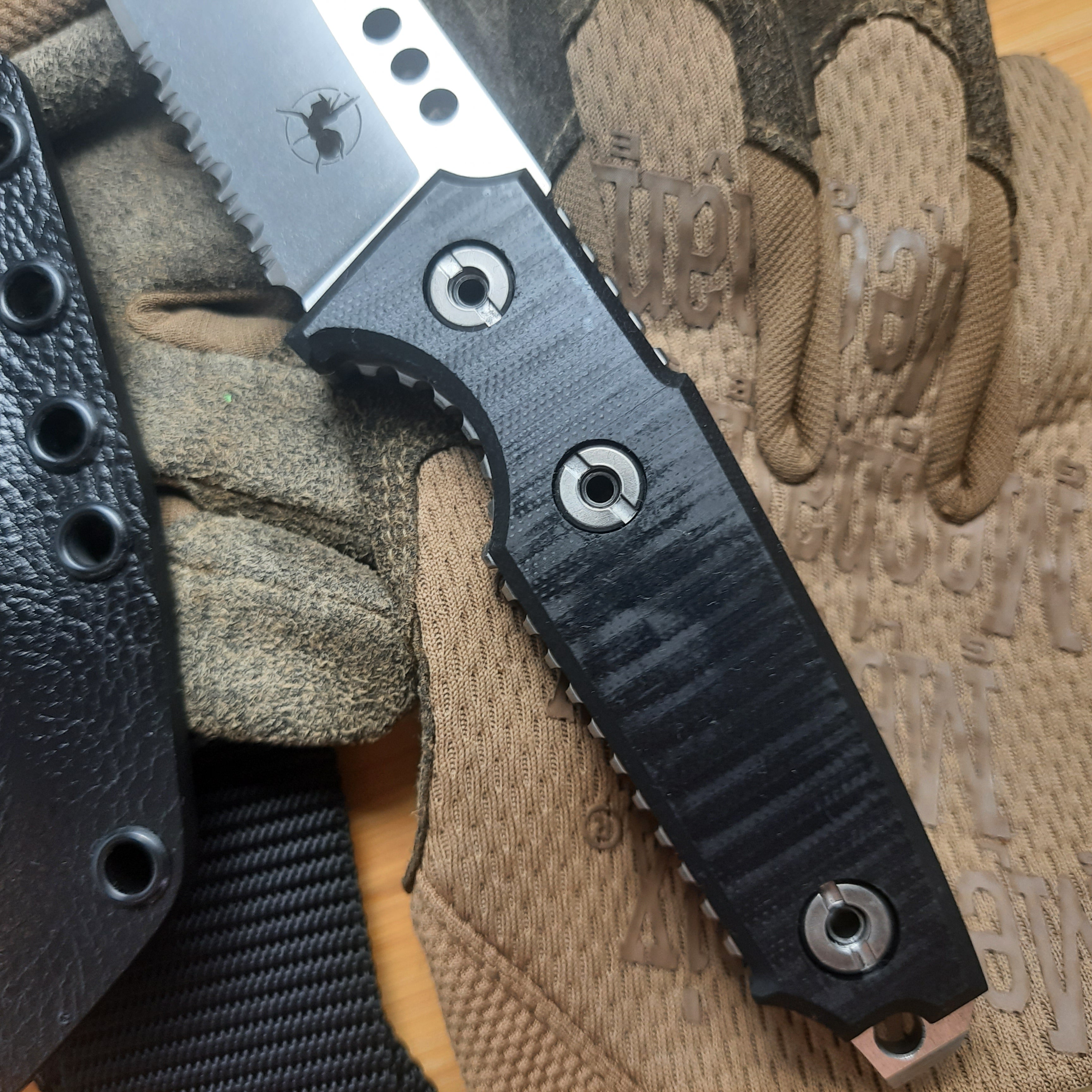Nóż taktyczny Atrax BOA Stonewashed z brązową rękojeścią G10