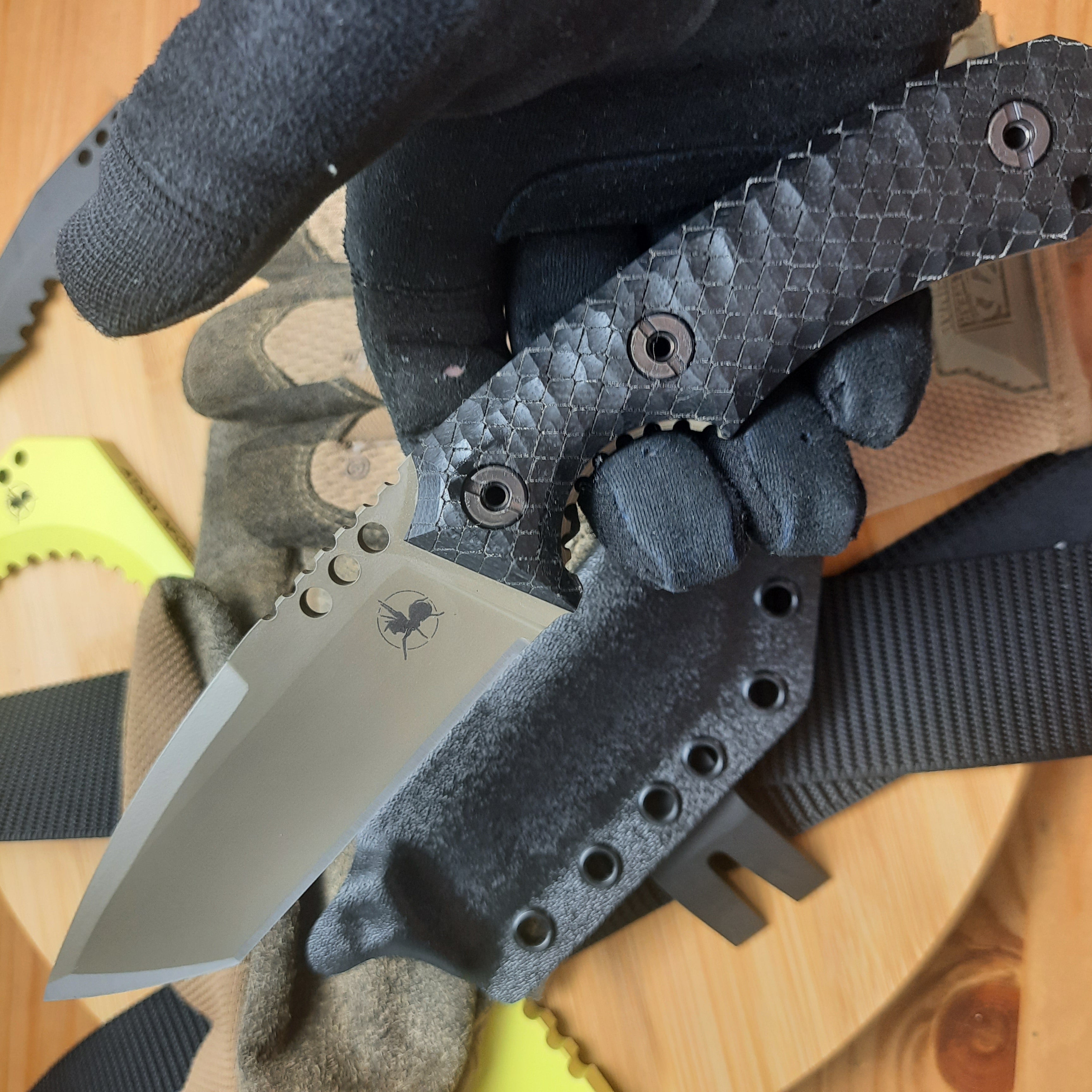 Atrax BOA Stonewashed Tactical Knife mit schwarzem Canvas-Micarta-Griff und Gunmetal Grey Kydex