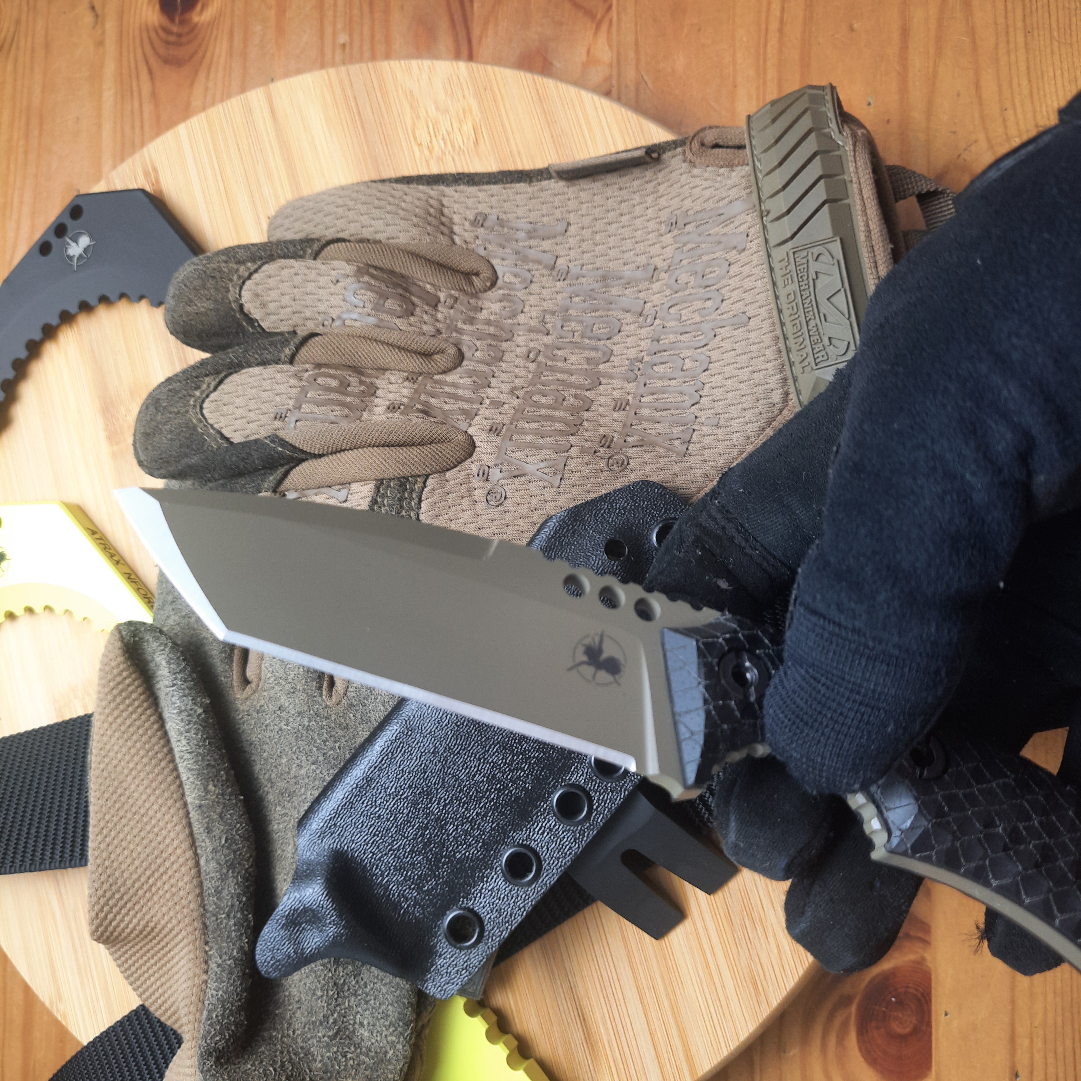 Atrax BOA Stonewashed Tactical Knife mit schwarzem Canvas-Micarta-Griff und Gunmetal Grey Kydex