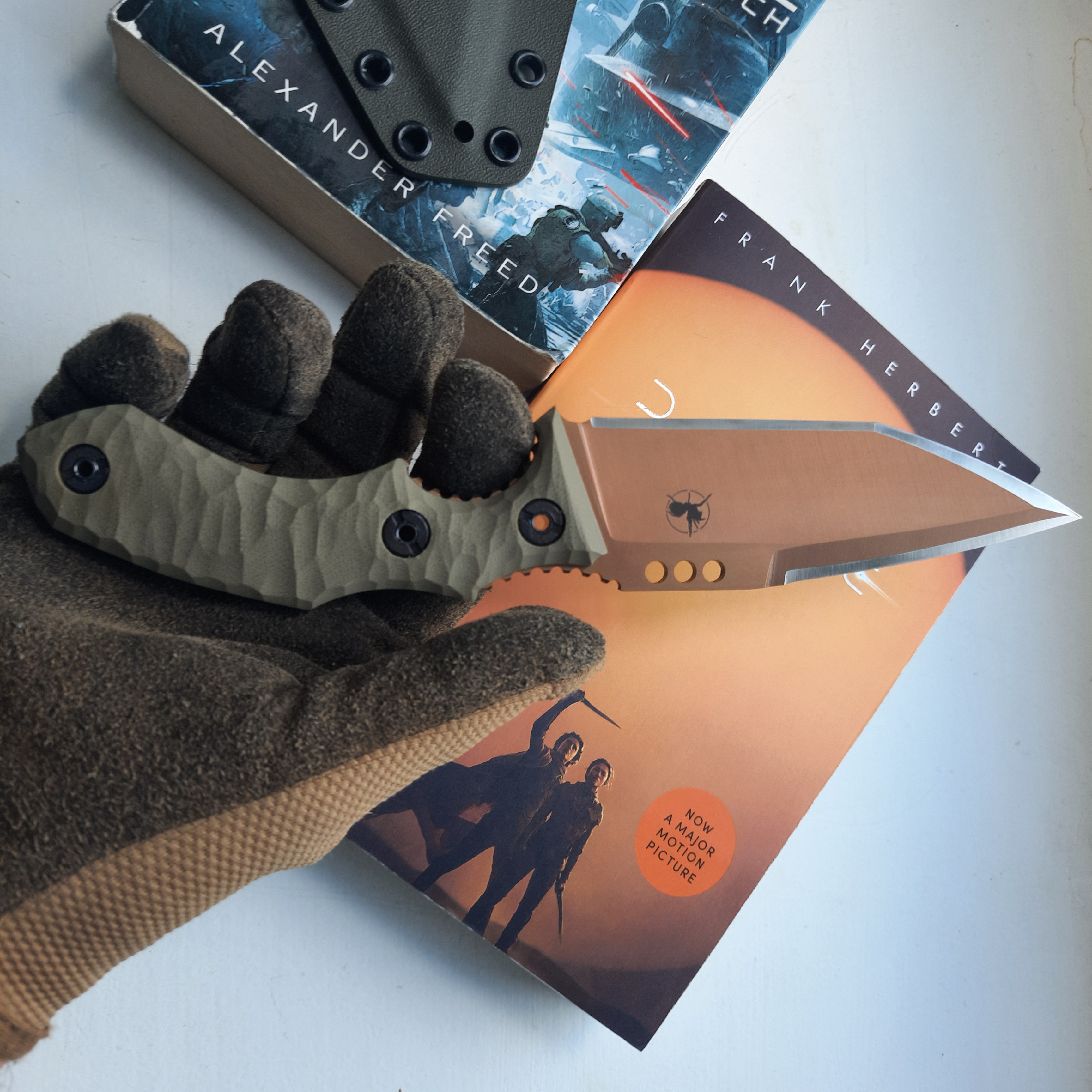 Nóż taktyczny Atrax Rogue Multicam Black Swedish Camo Cerakote z czarną rękojeścią G10