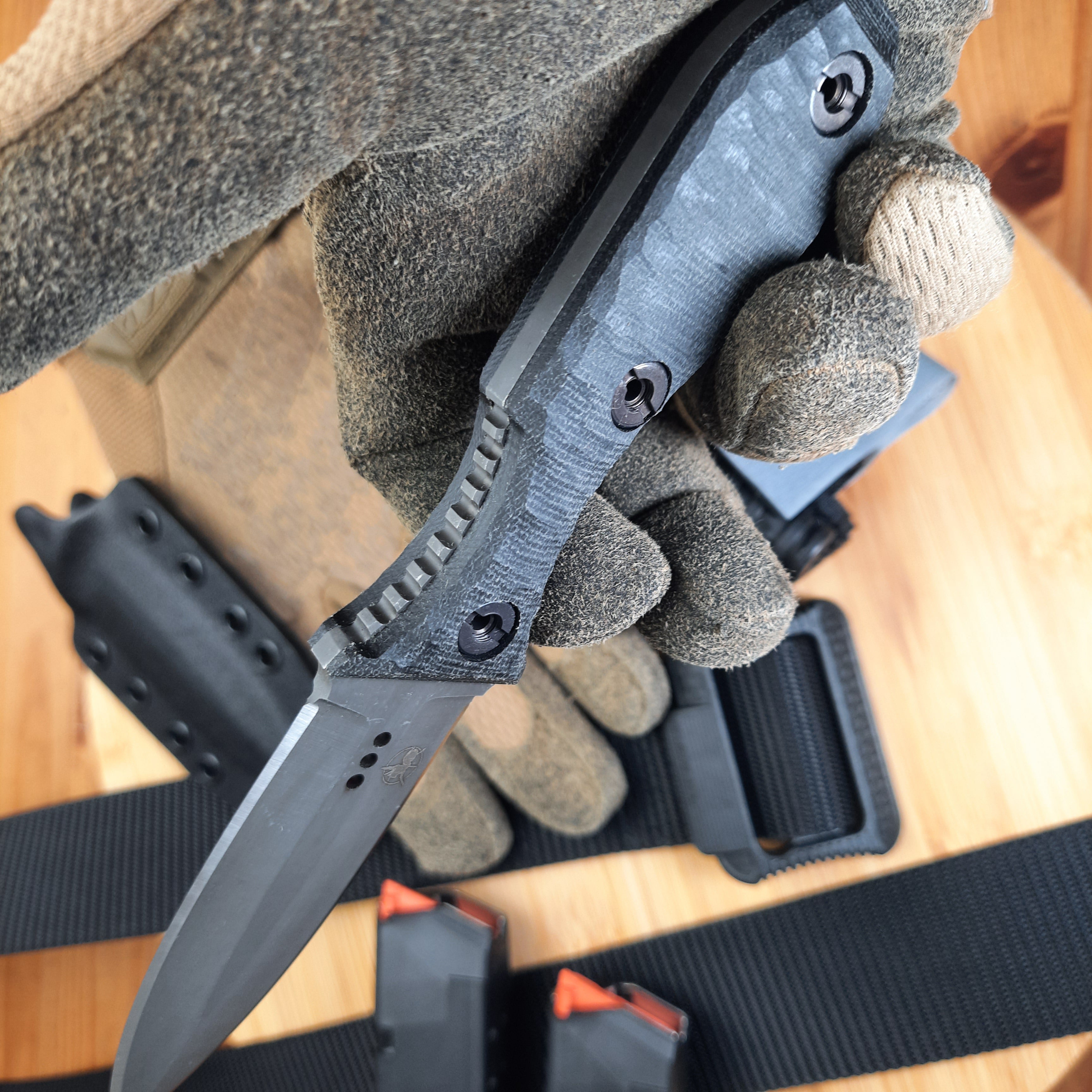 Atrax SCOURGE DAGGER Silber Satin Taktisches Messer mit braunem G10-Griff